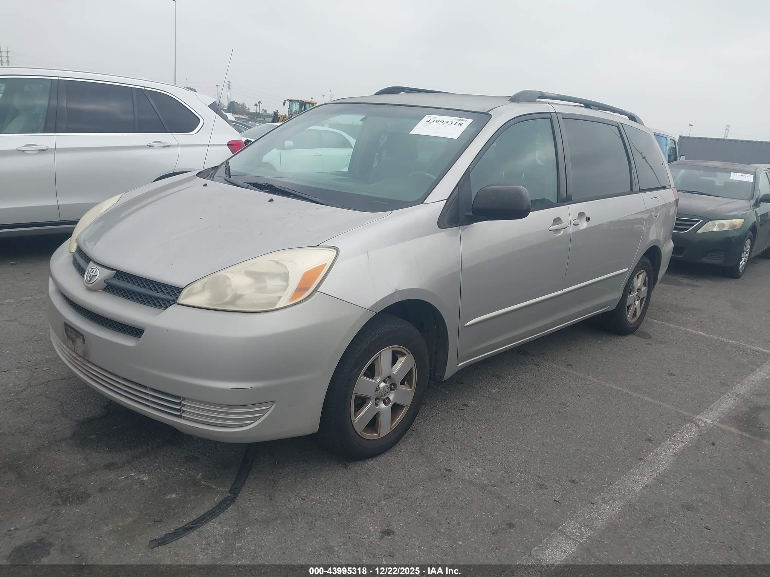 TOYOTA SIENNA image 2