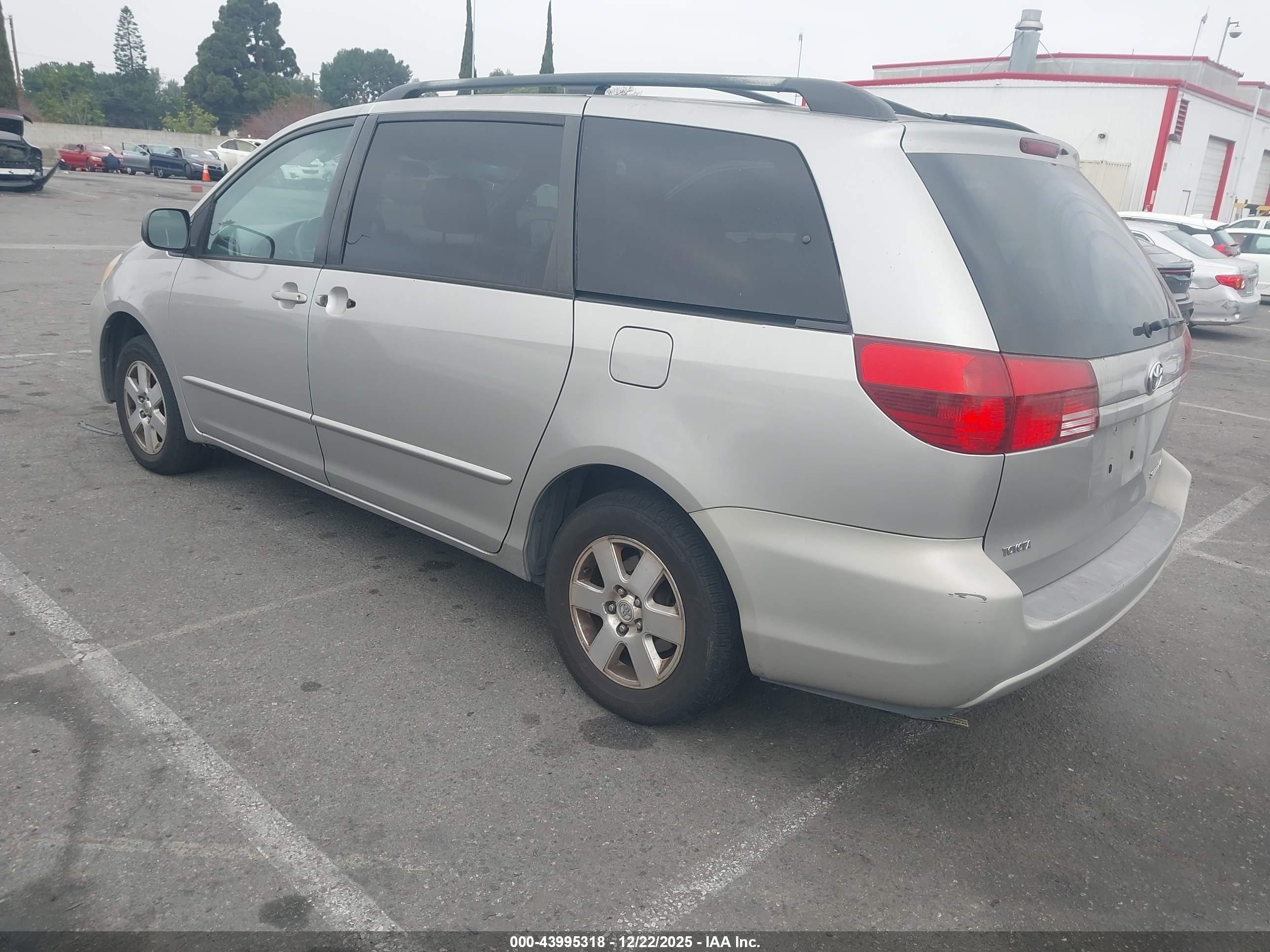TOYOTA SIENNA image 3