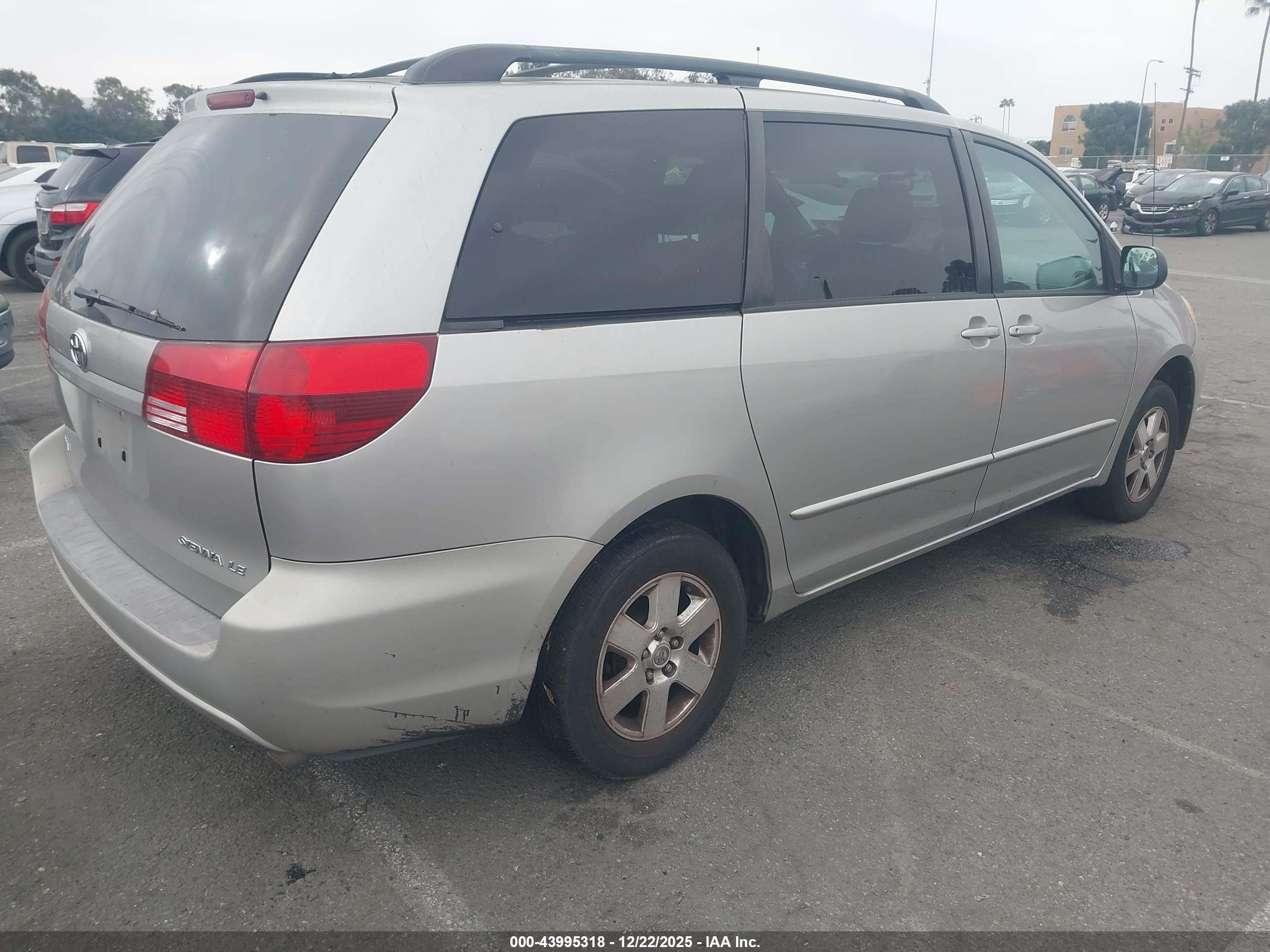 TOYOTA SIENNA image 4