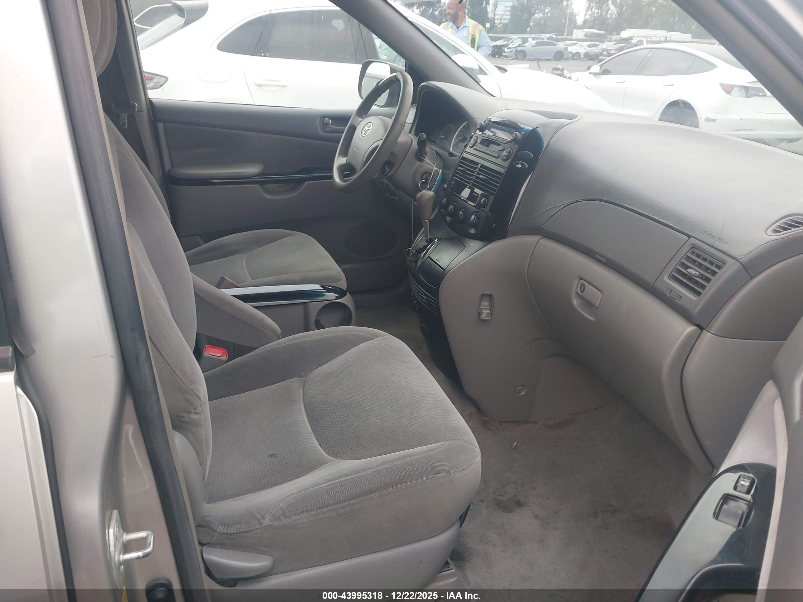 TOYOTA SIENNA image 5