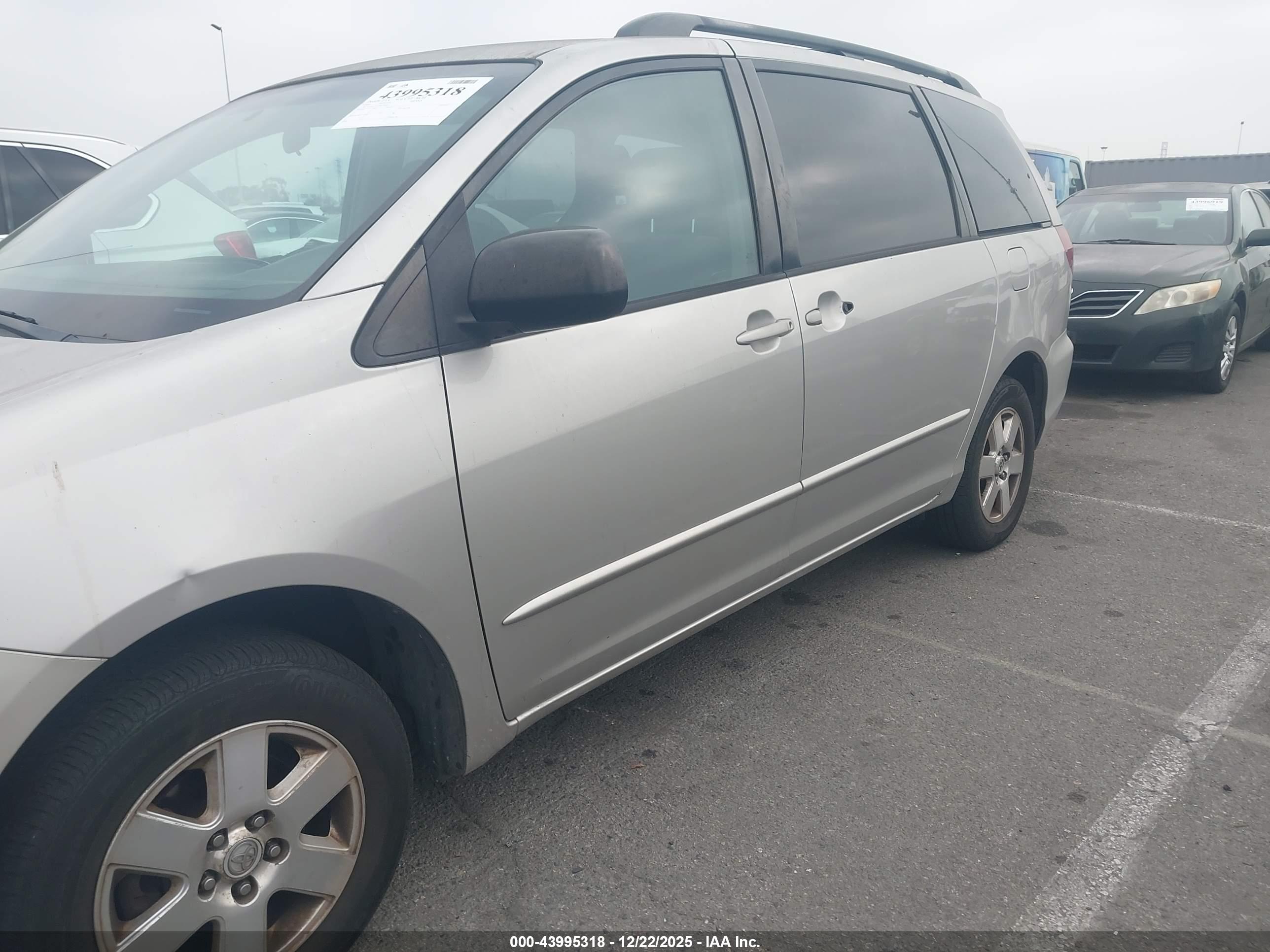 TOYOTA SIENNA image 6
