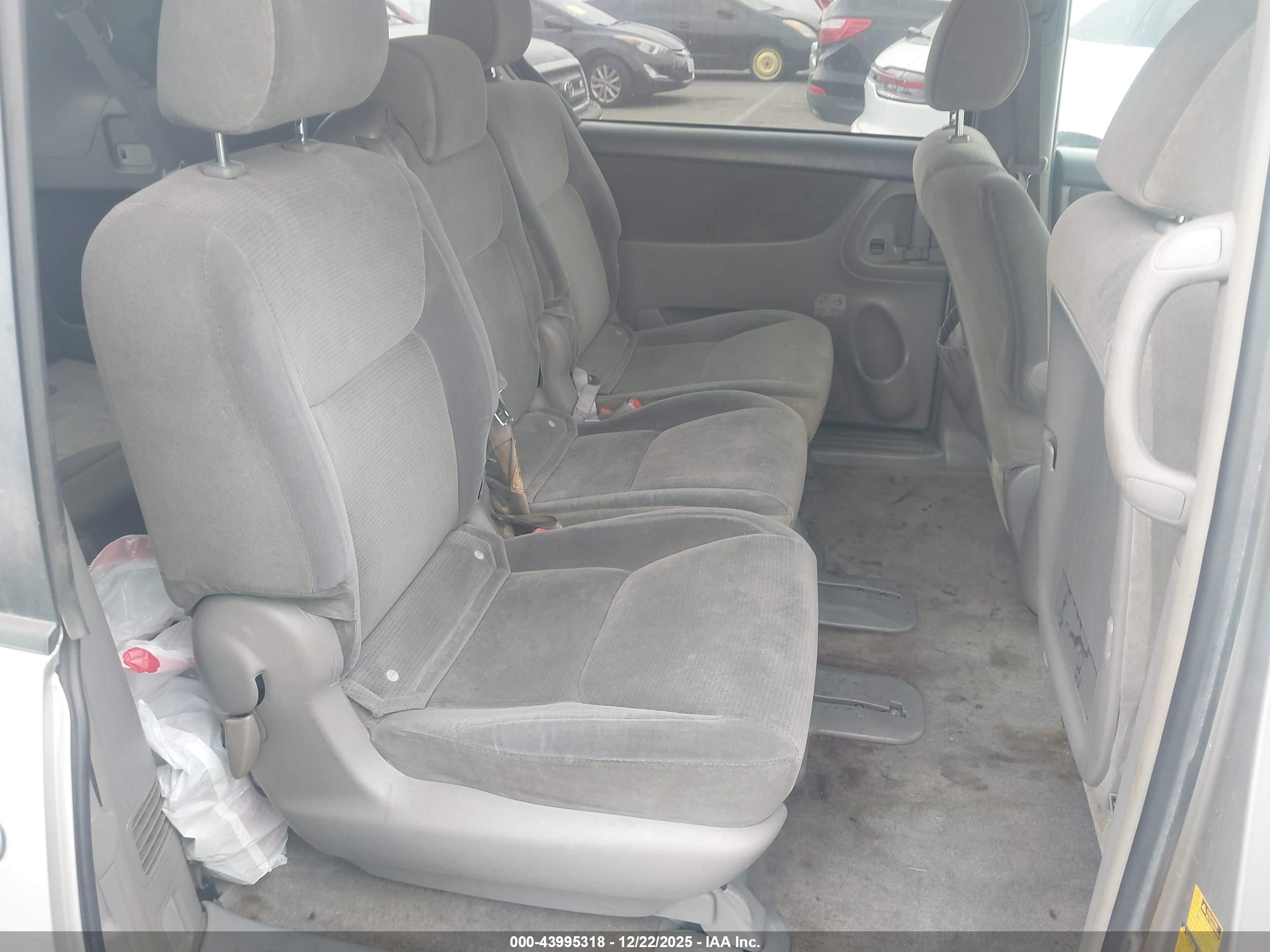 TOYOTA SIENNA image 8