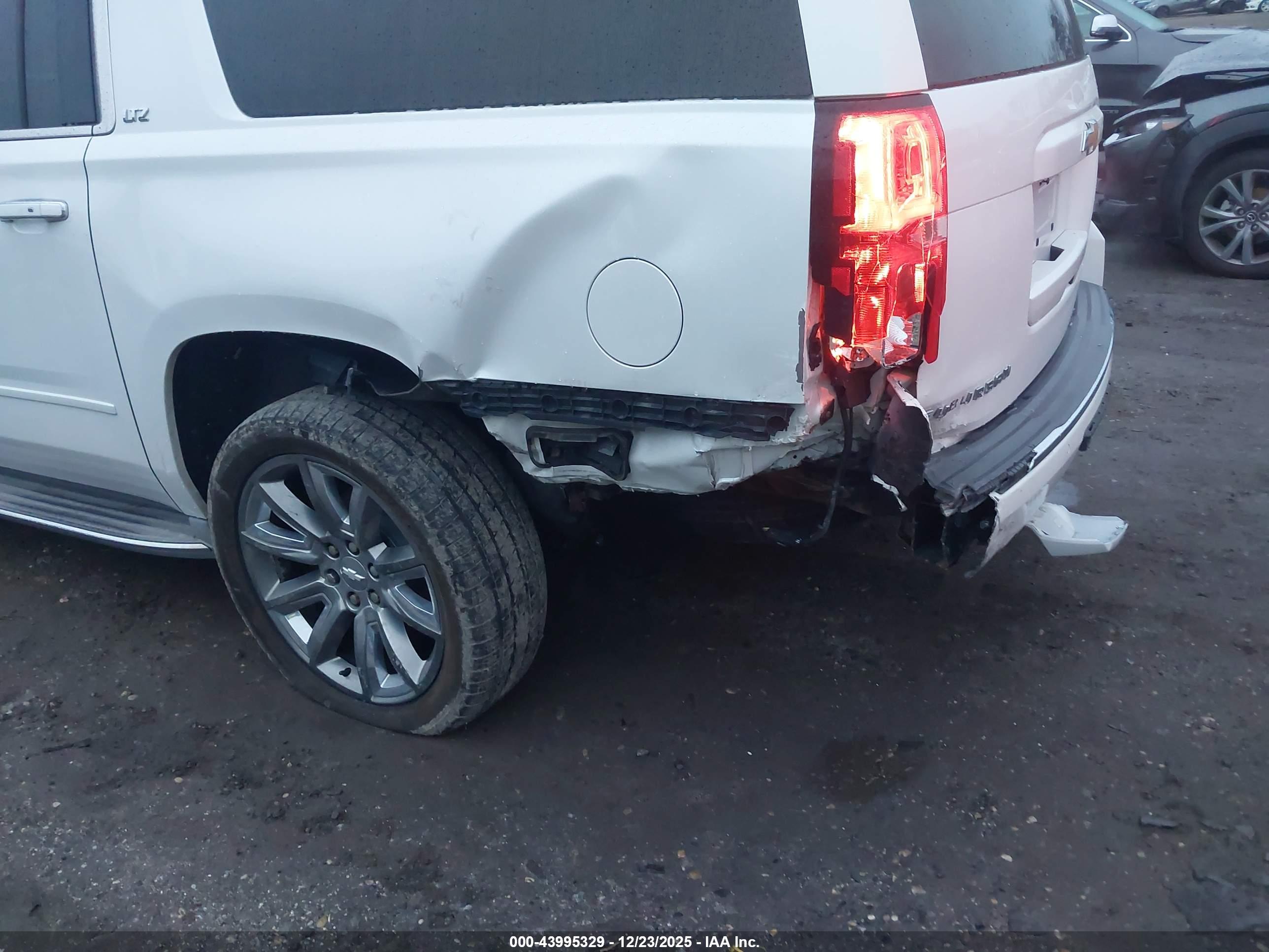 CHEVROLET SUBURBAN image 6