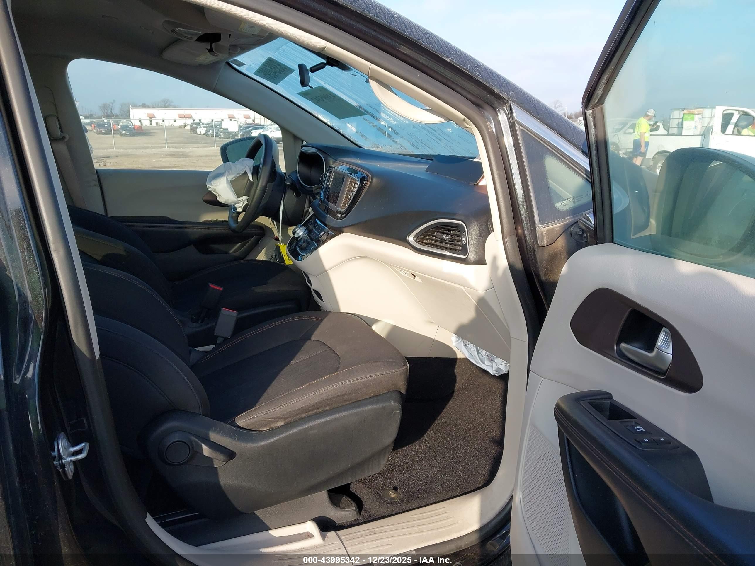CHRYSLER PACIFICA image 5