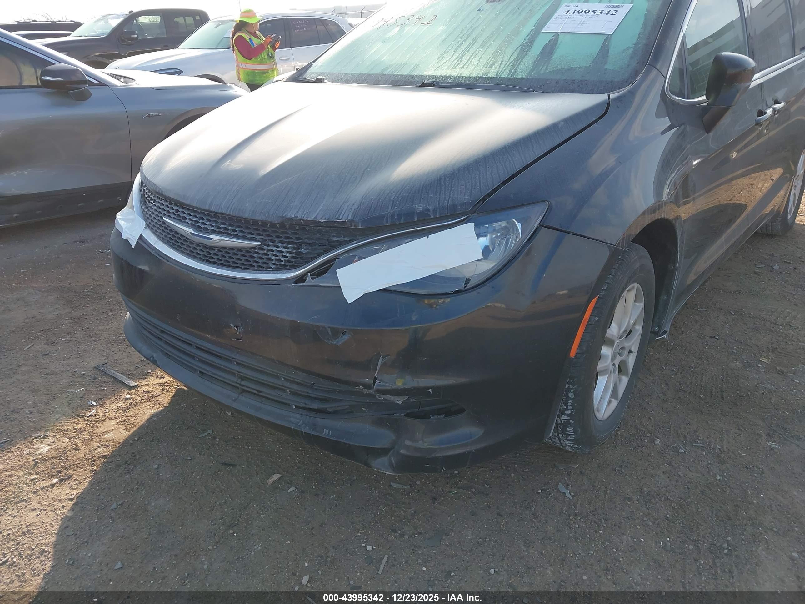 CHRYSLER PACIFICA image 6