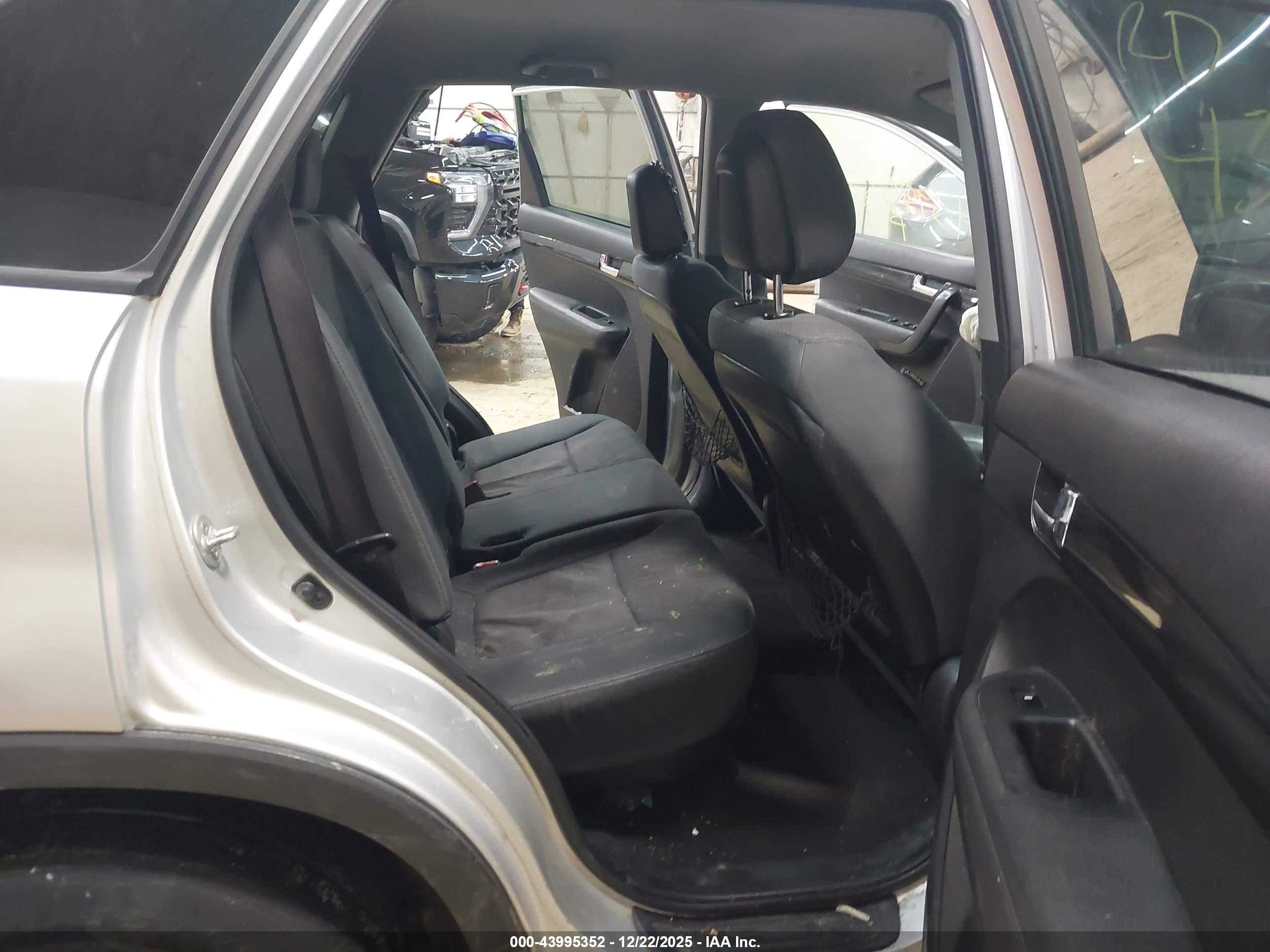 KIA SORENTO image 8