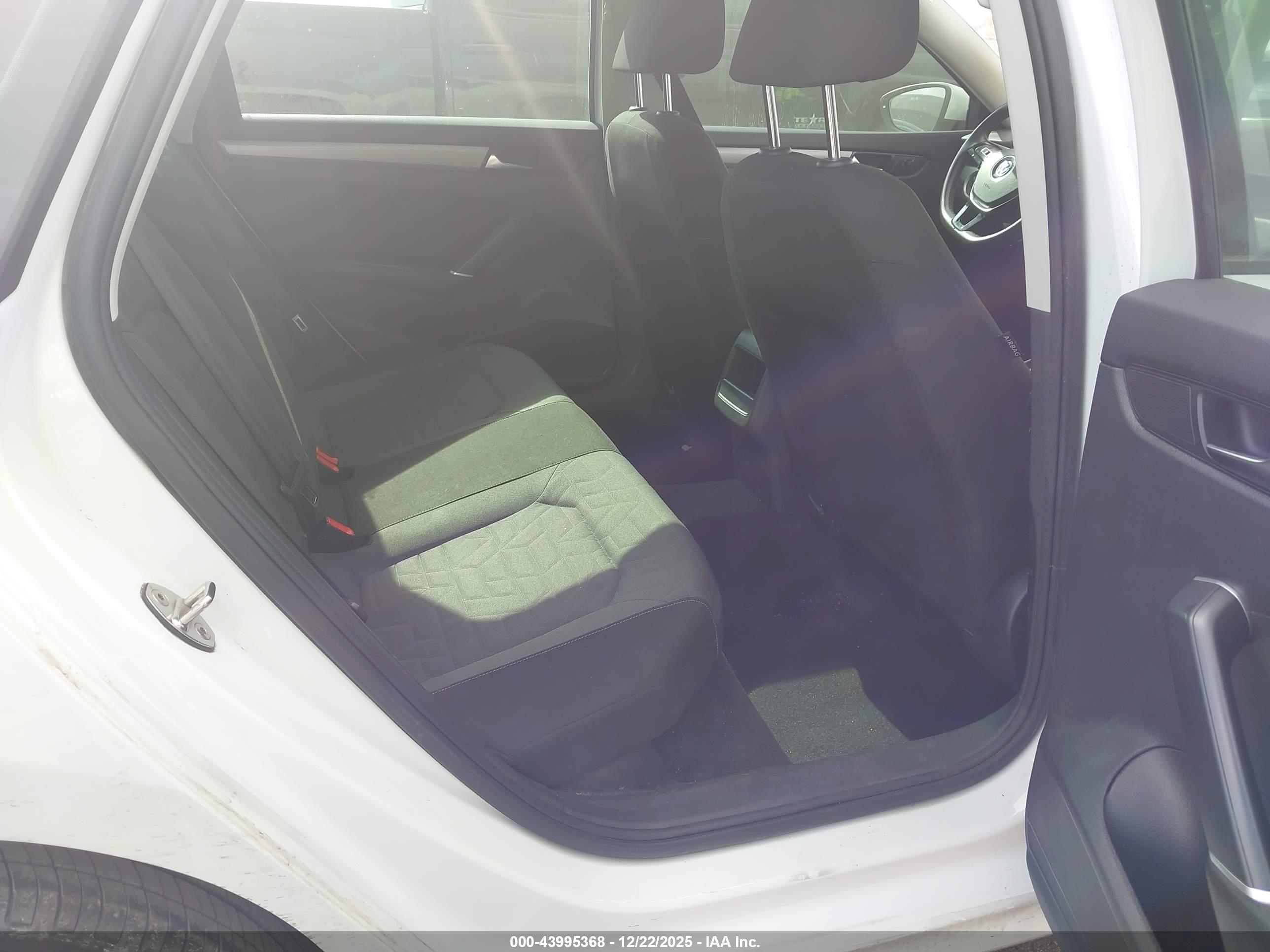 VOLKSWAGEN PASSAT image 8