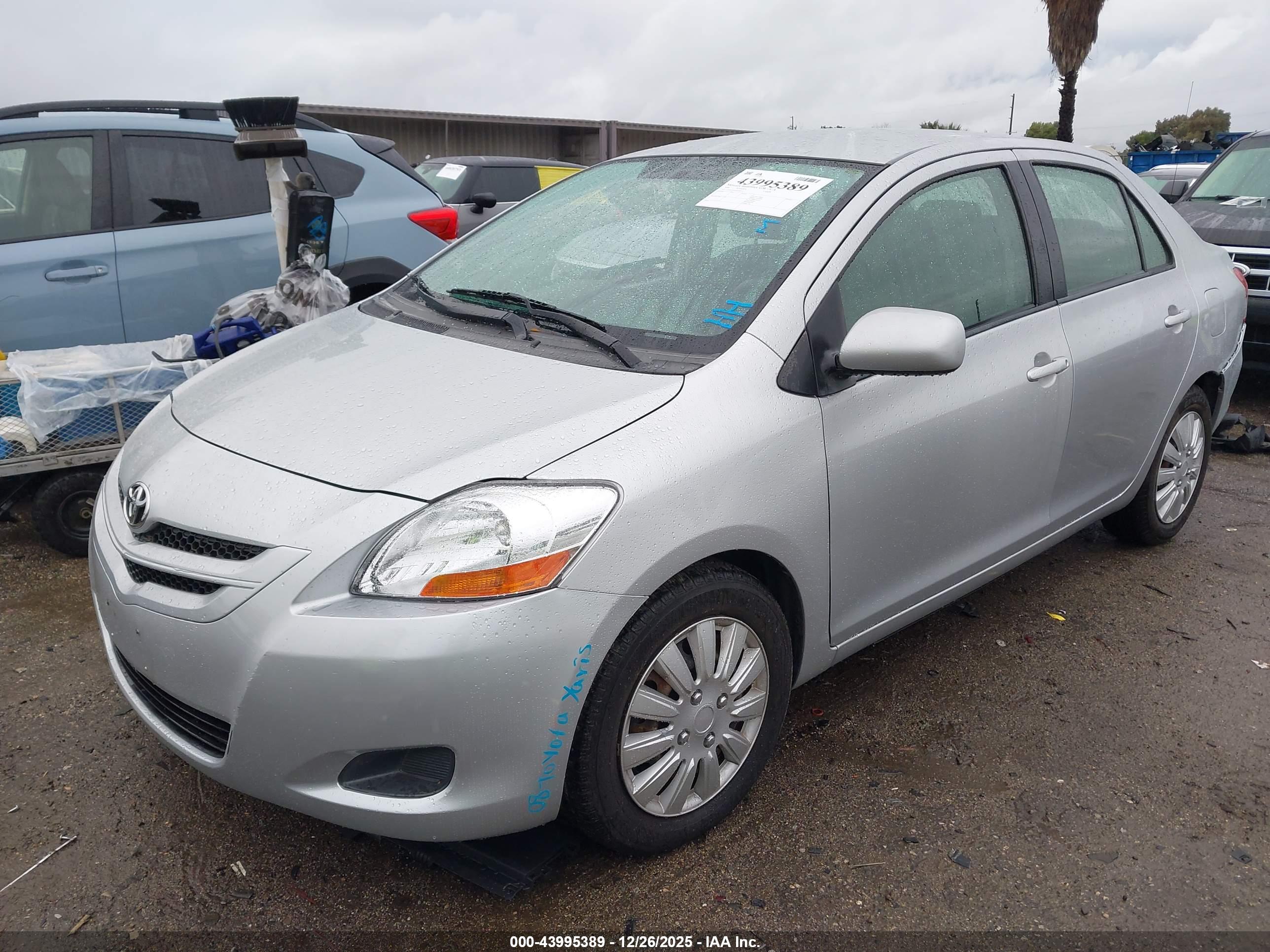 TOYOTA YARIS image 2