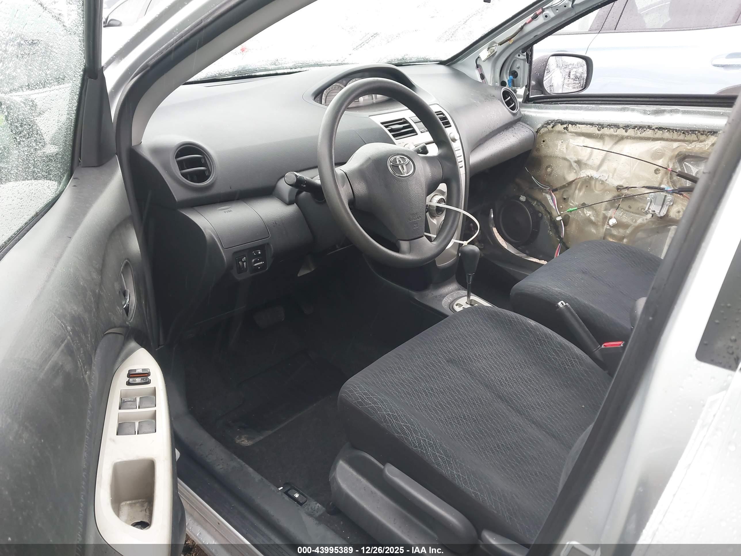 TOYOTA YARIS image 5