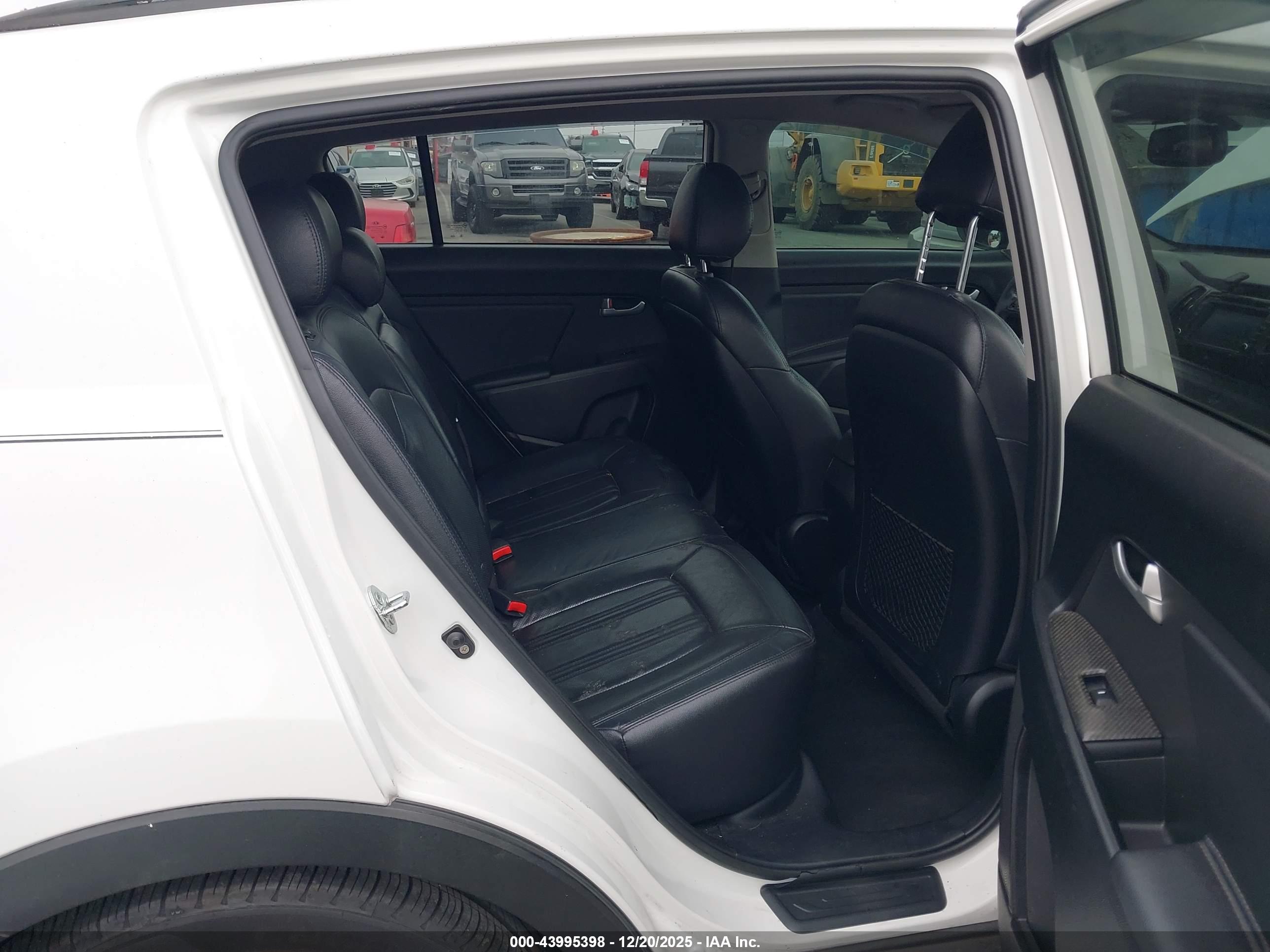 KIA SPORTAGE image 8
