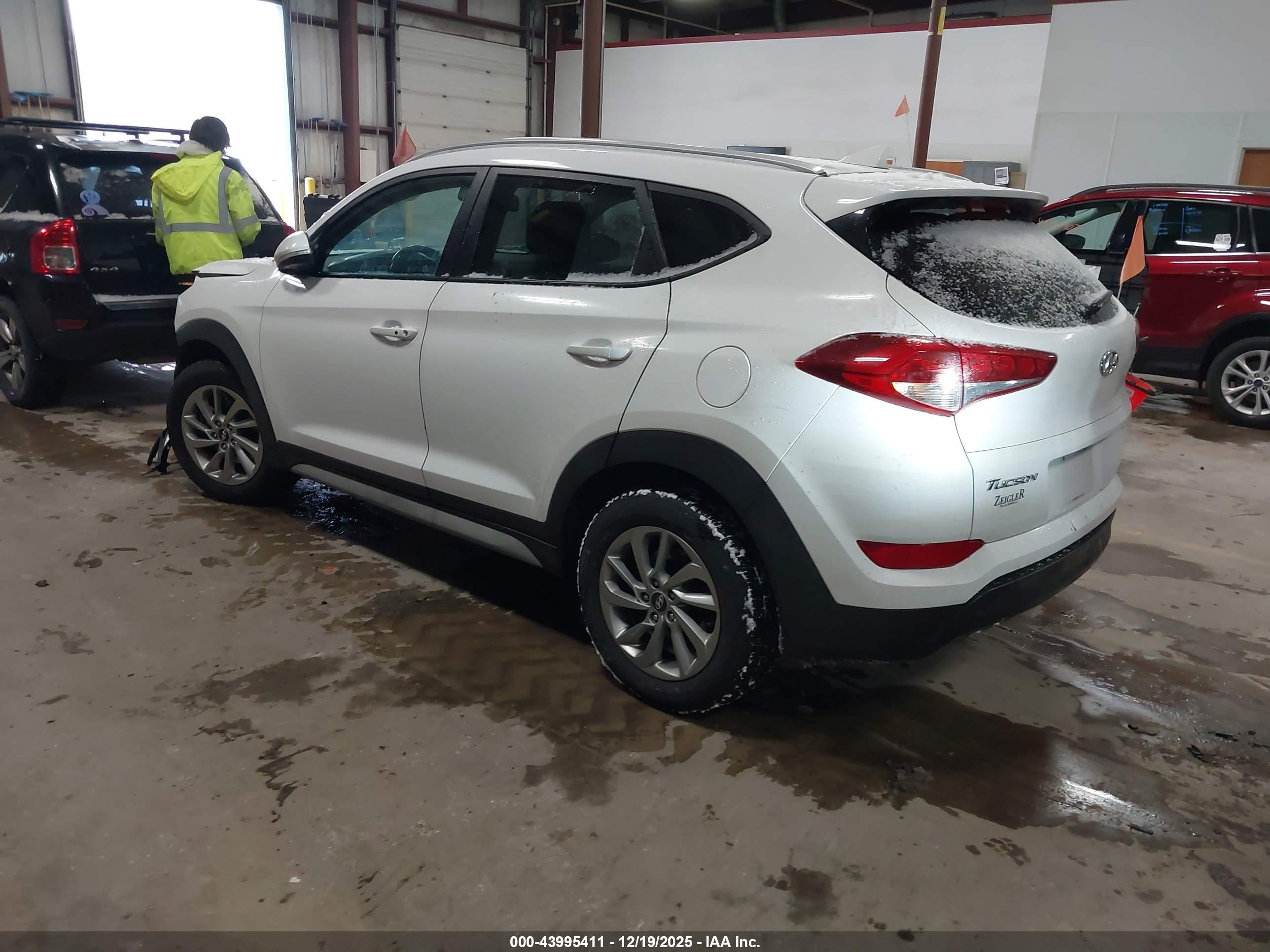HYUNDAI TUCSON image 3