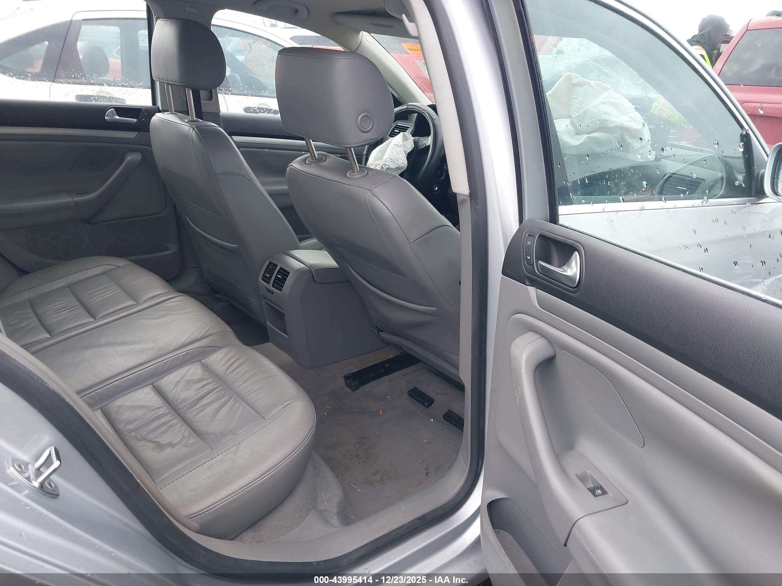VOLKSWAGEN JETTA image 8