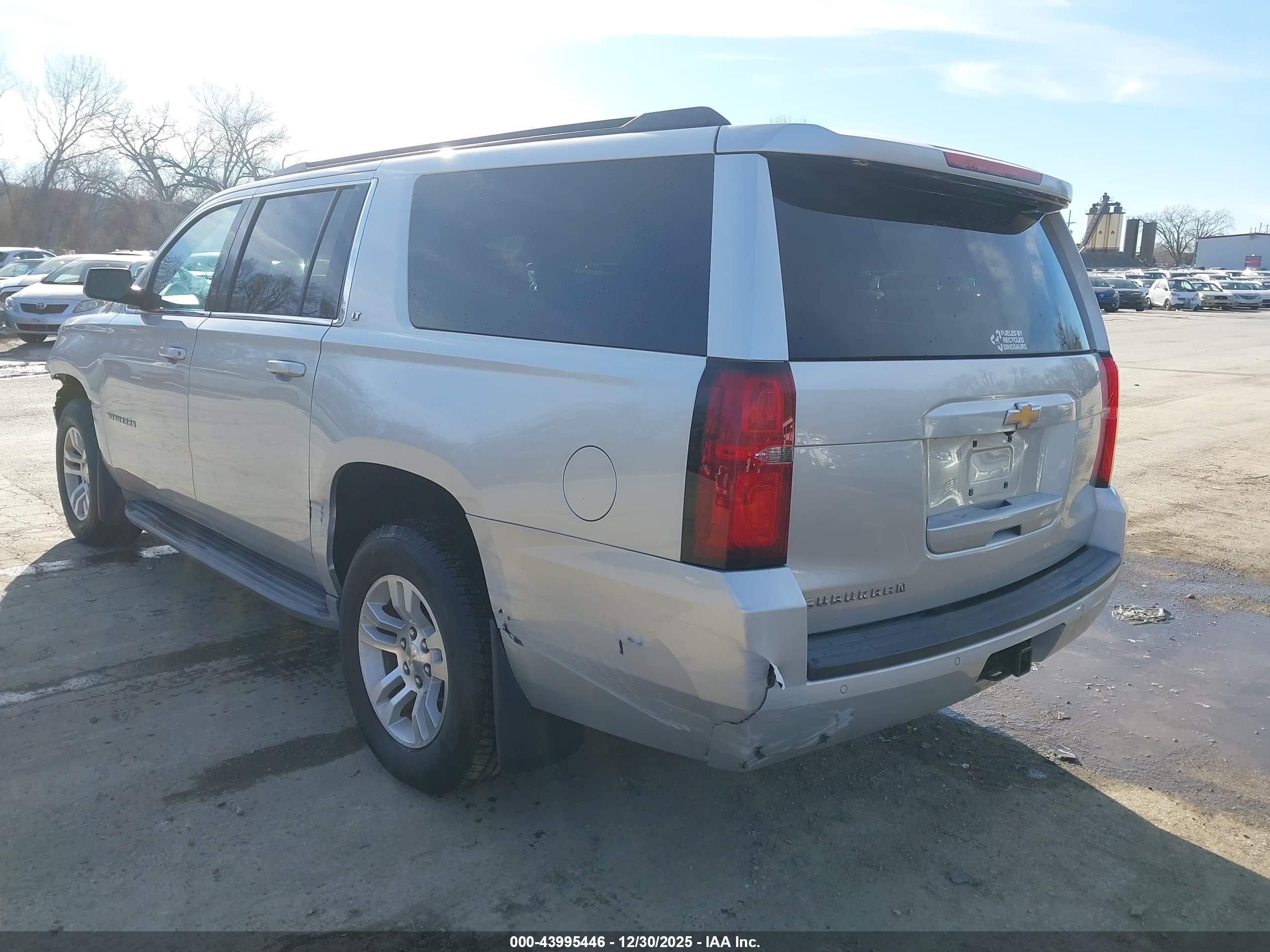 CHEVROLET SUBURBAN image 3