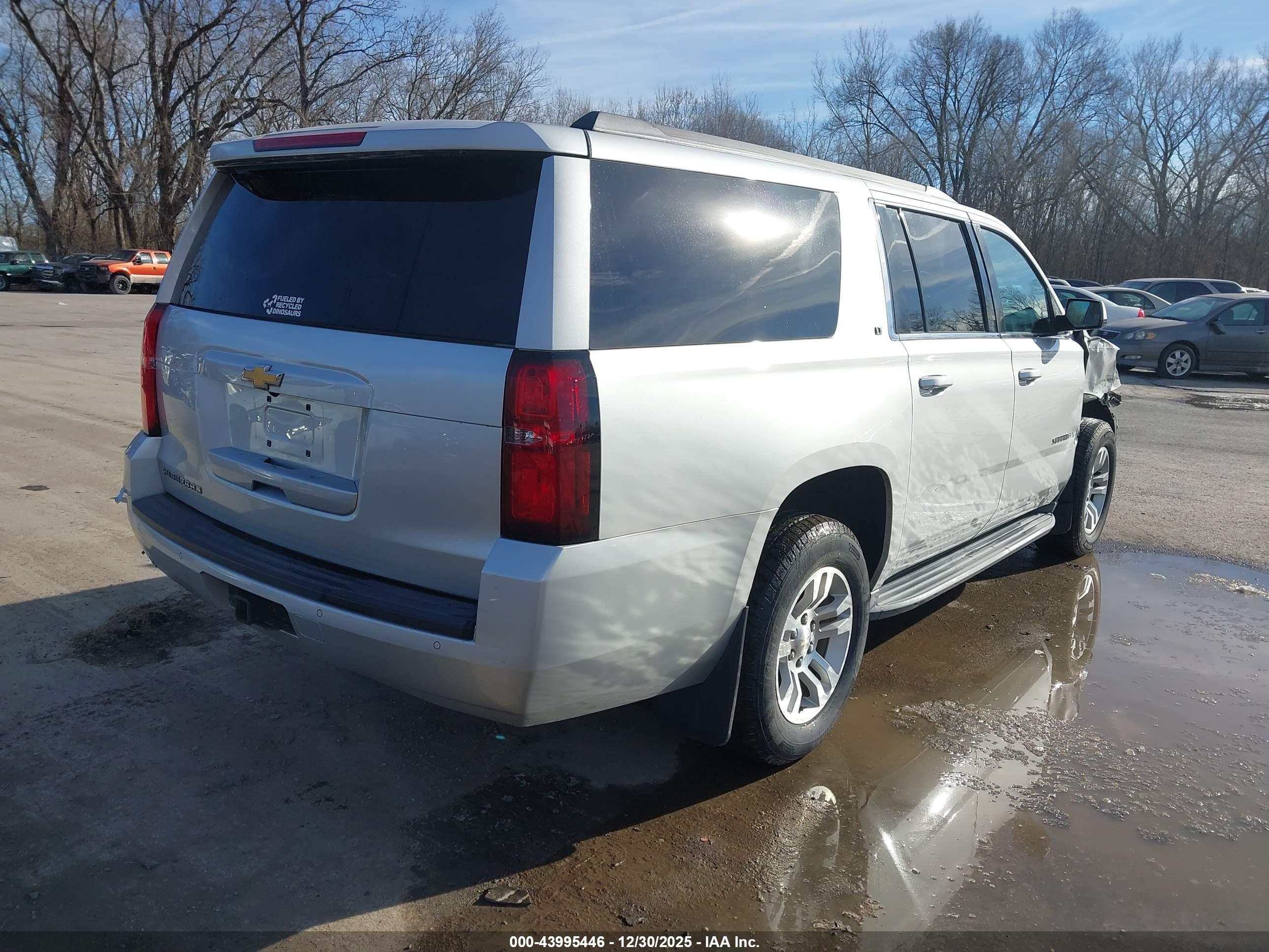 CHEVROLET SUBURBAN image 4