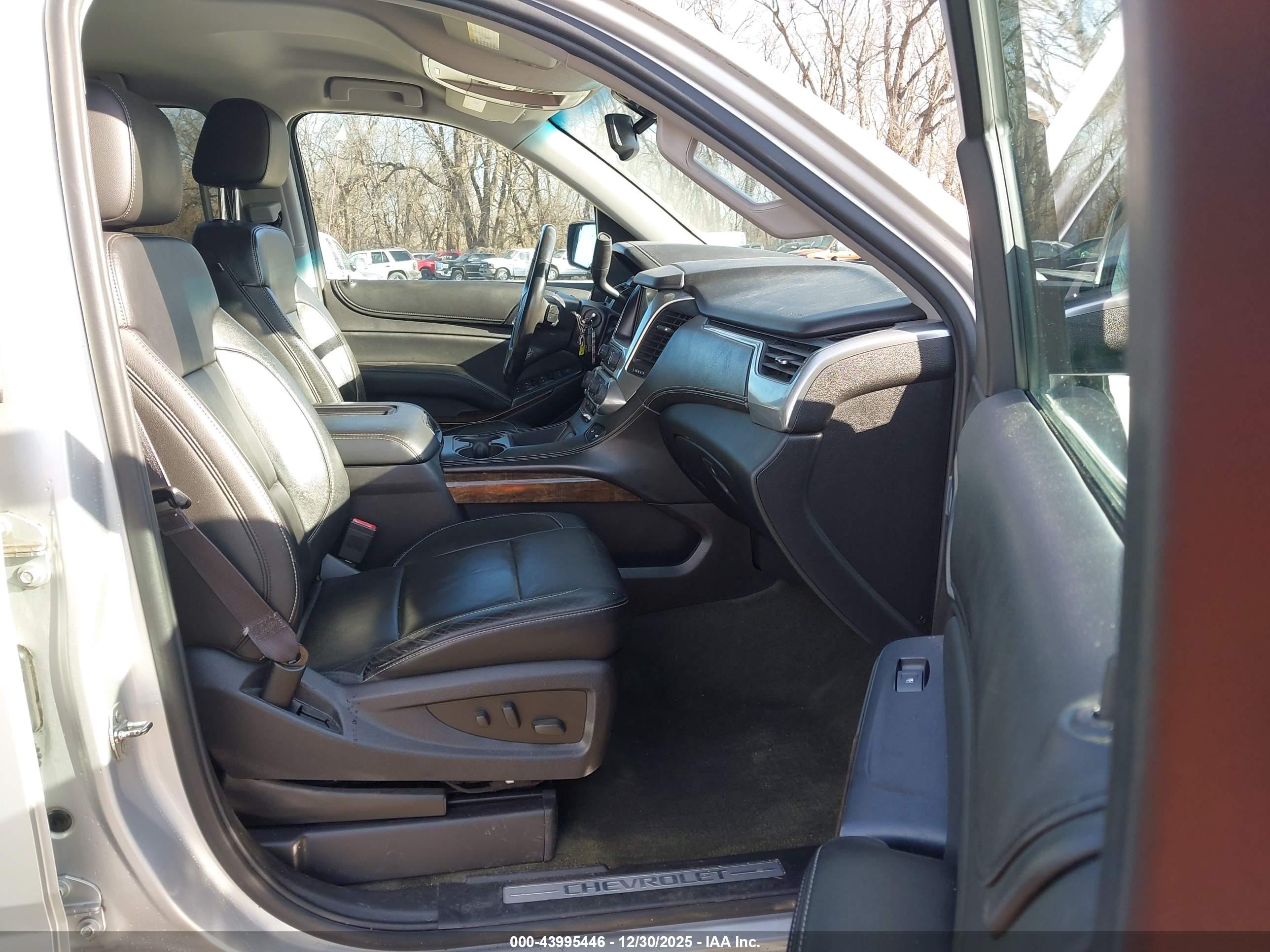 CHEVROLET SUBURBAN image 5