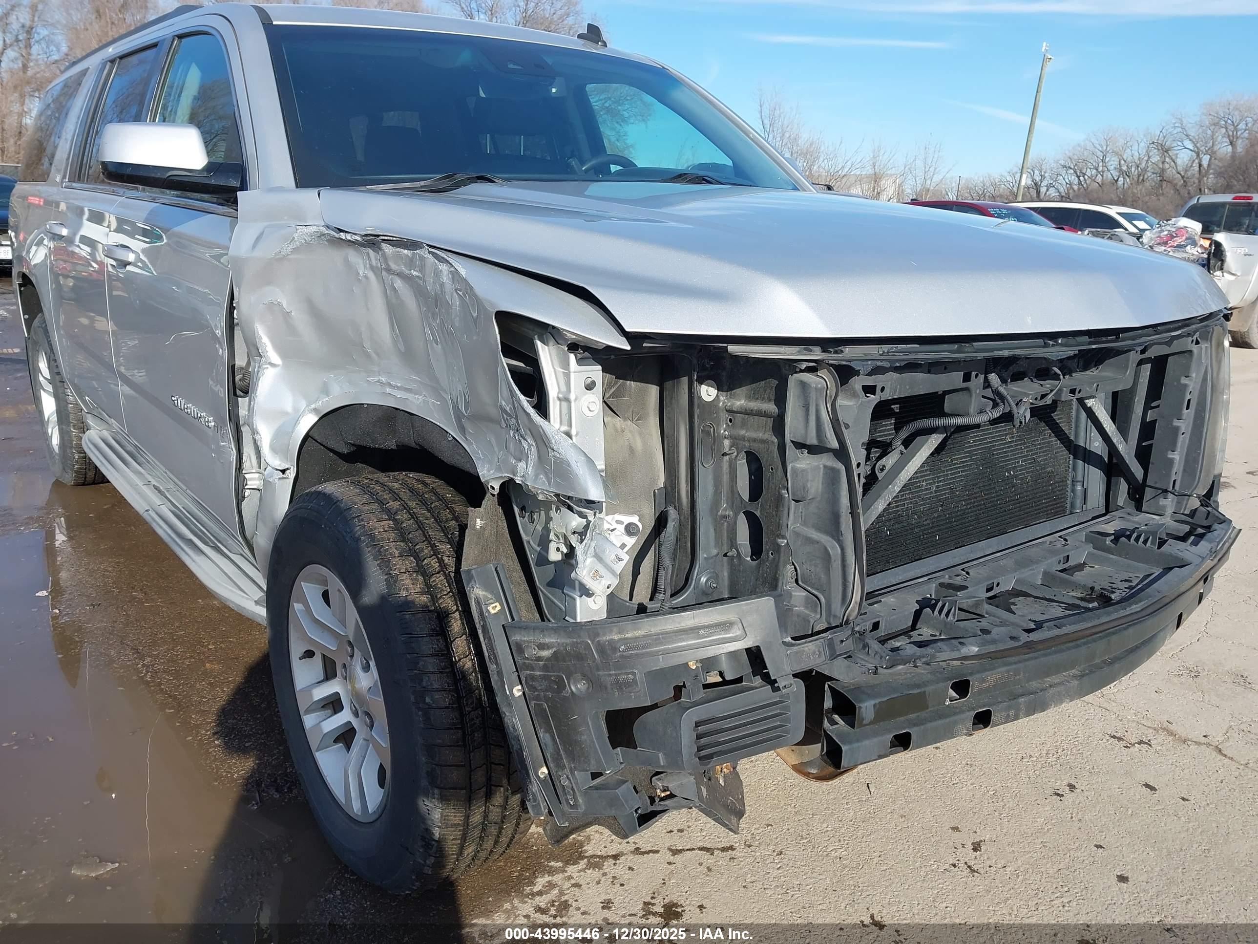 CHEVROLET SUBURBAN image 6