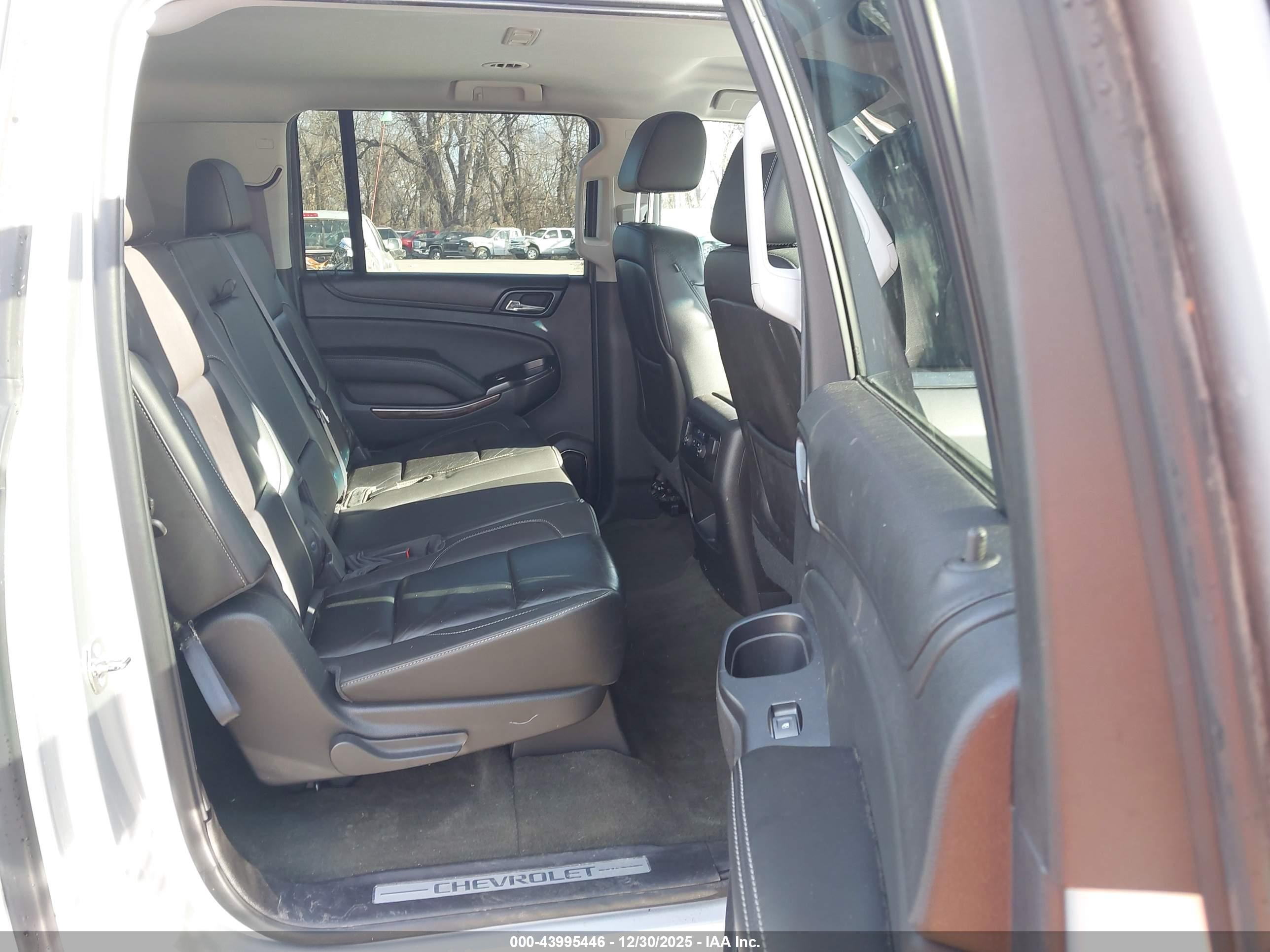 CHEVROLET SUBURBAN image 8