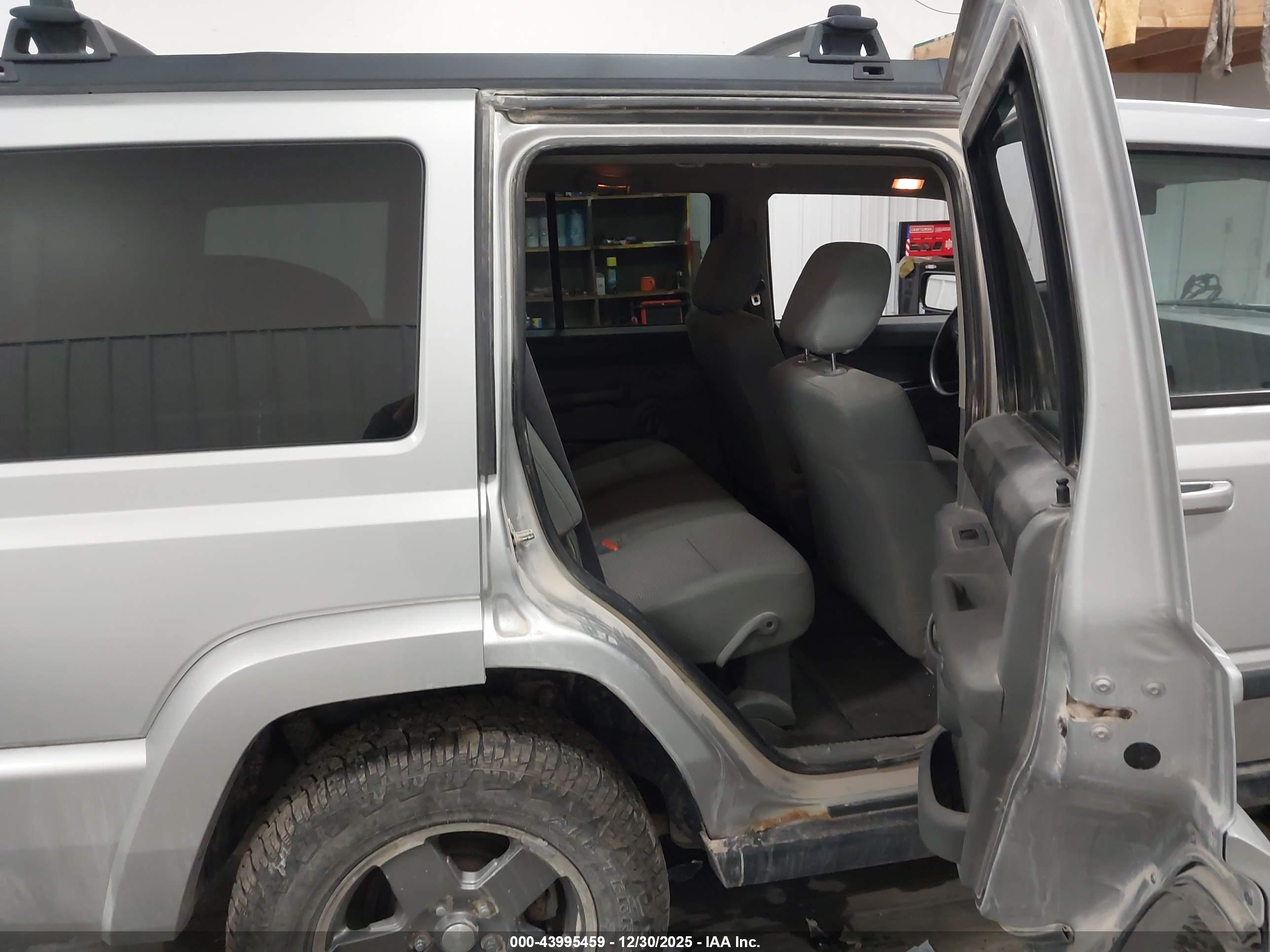 JEEP COMMANDER image 8