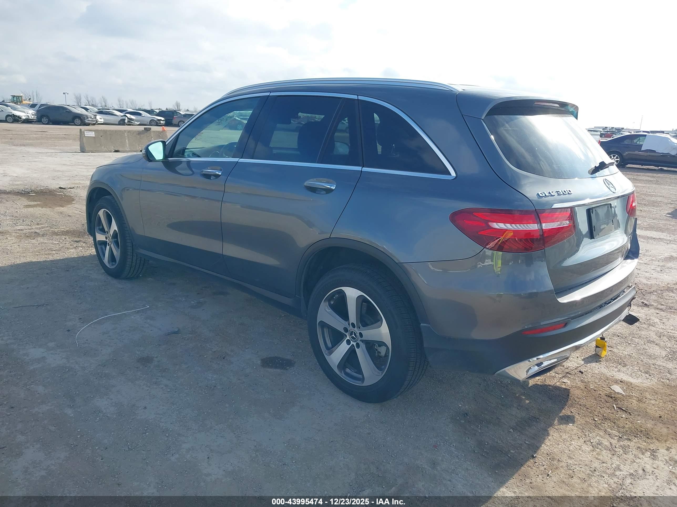 MERCEDES-BENZ GLC image 3