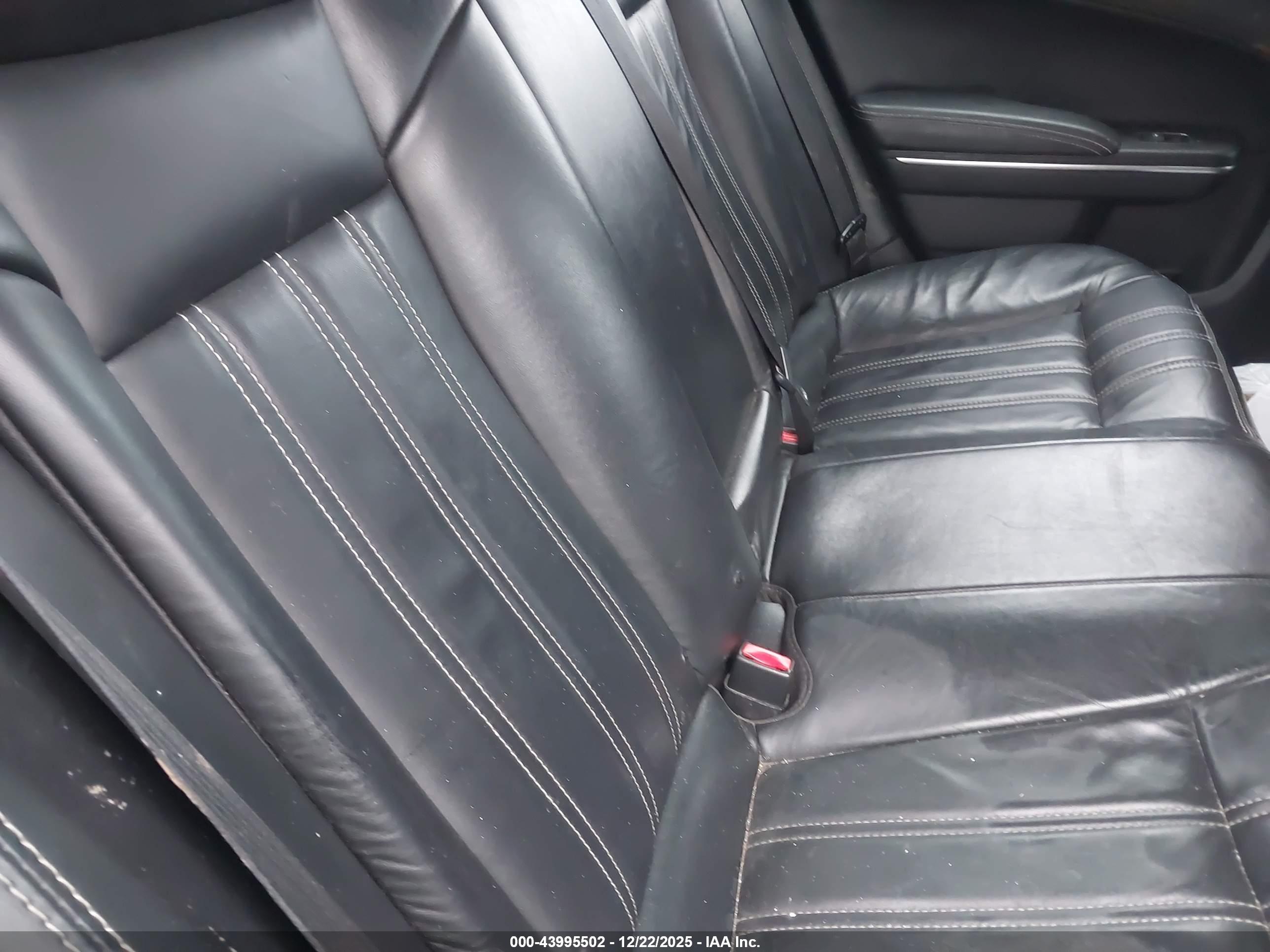CHRYSLER 300 image 8