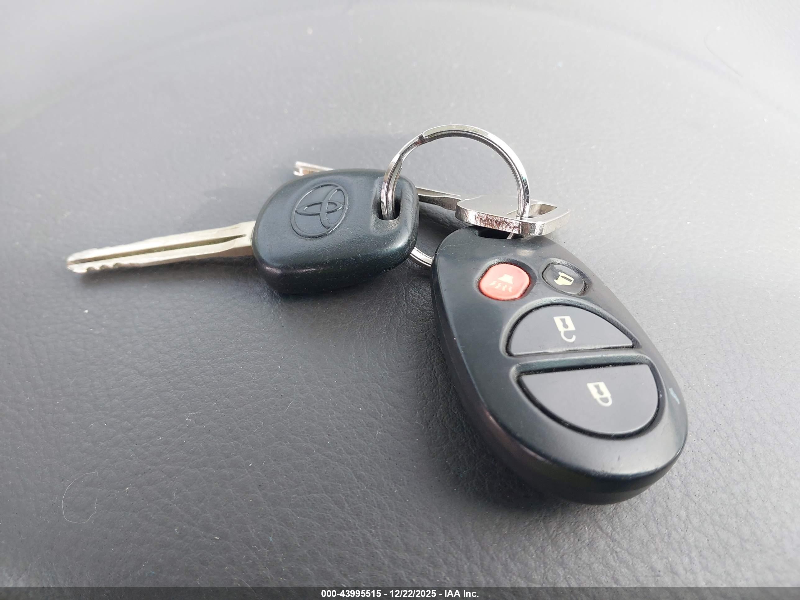TOYOTA SIENNA image 11