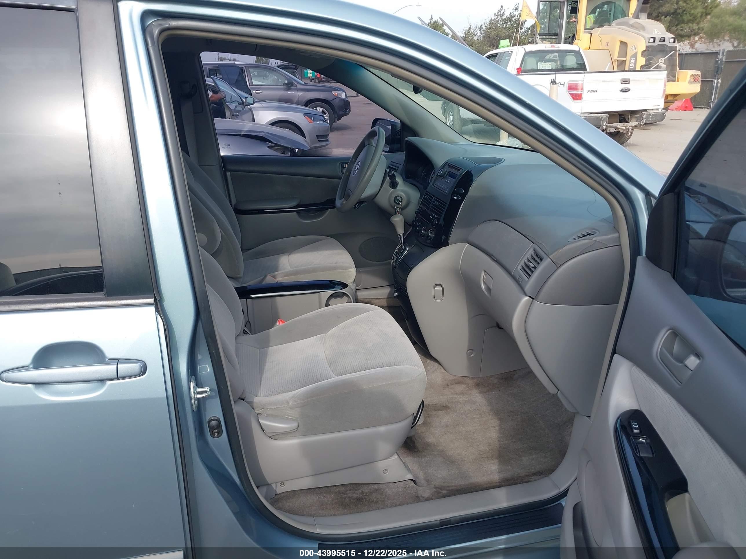 TOYOTA SIENNA image 5