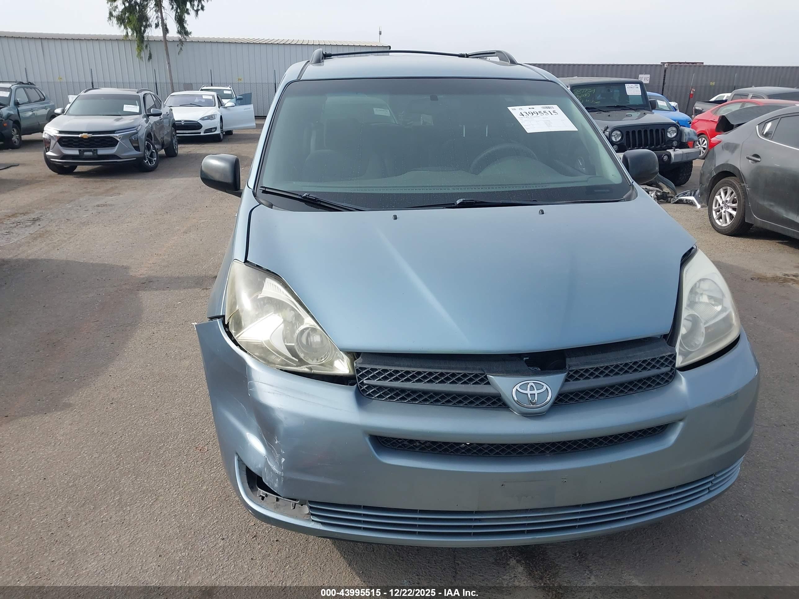 TOYOTA SIENNA image 6