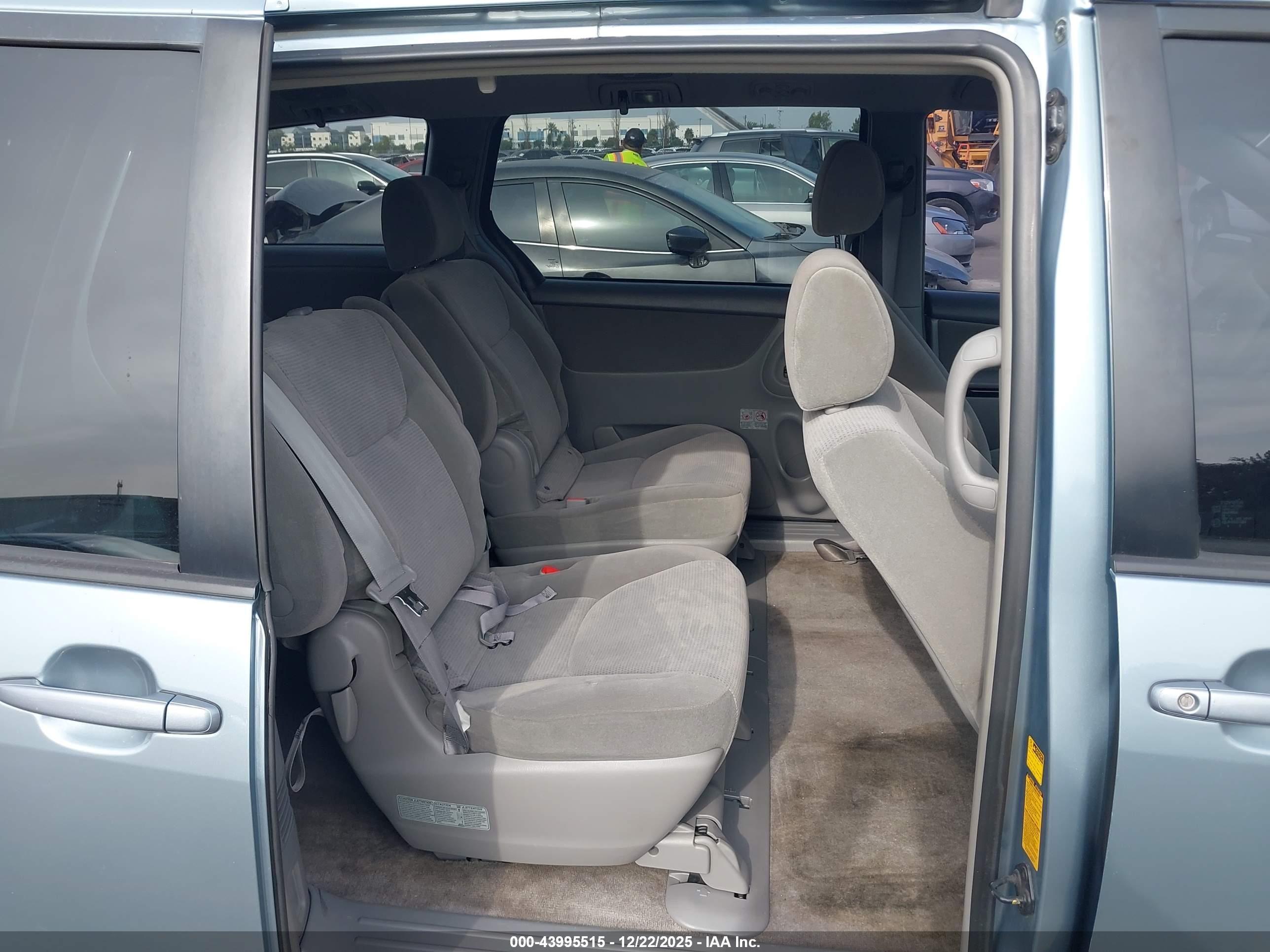 TOYOTA SIENNA image 8