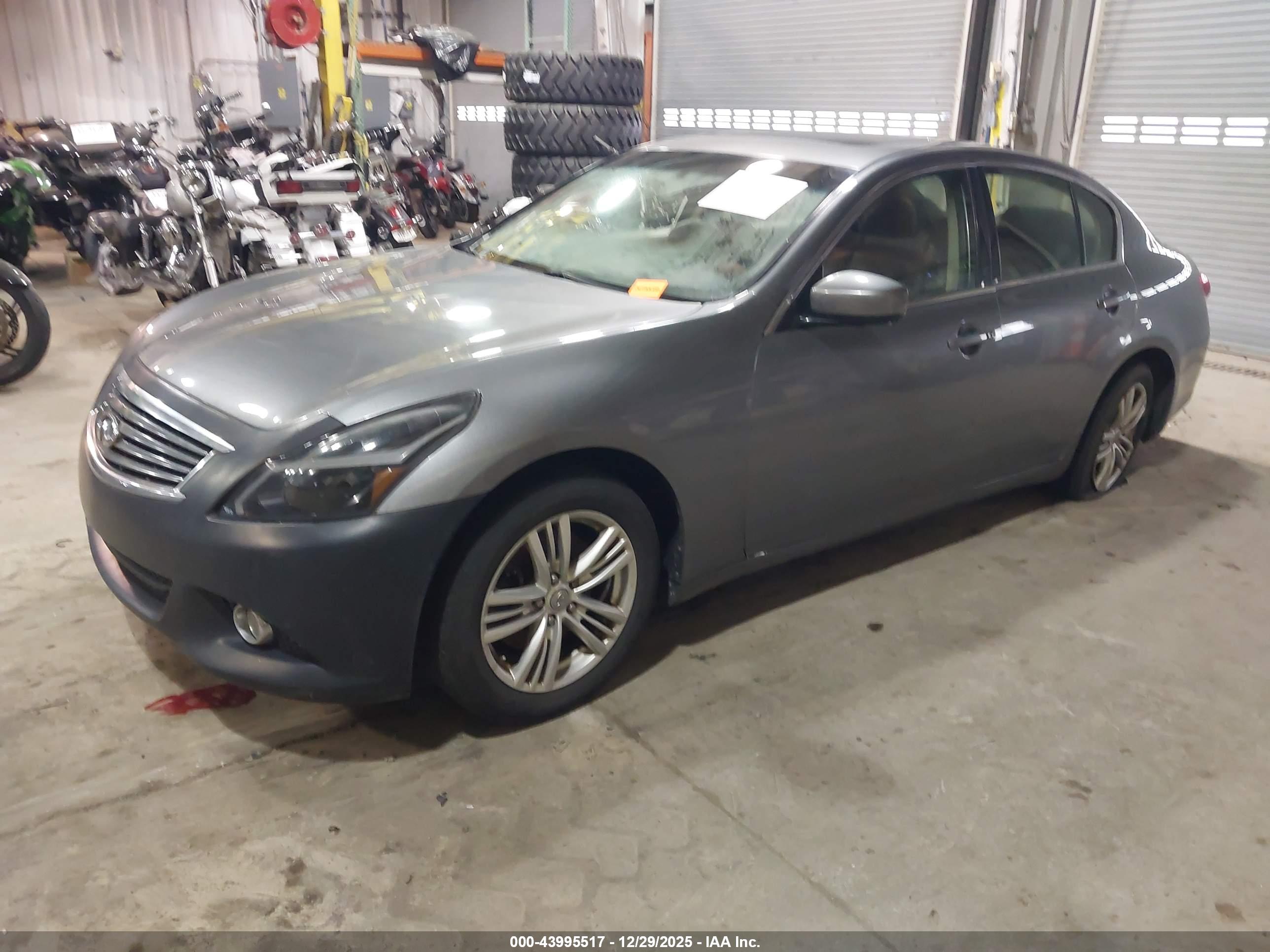 INFINITI Q40 image 2