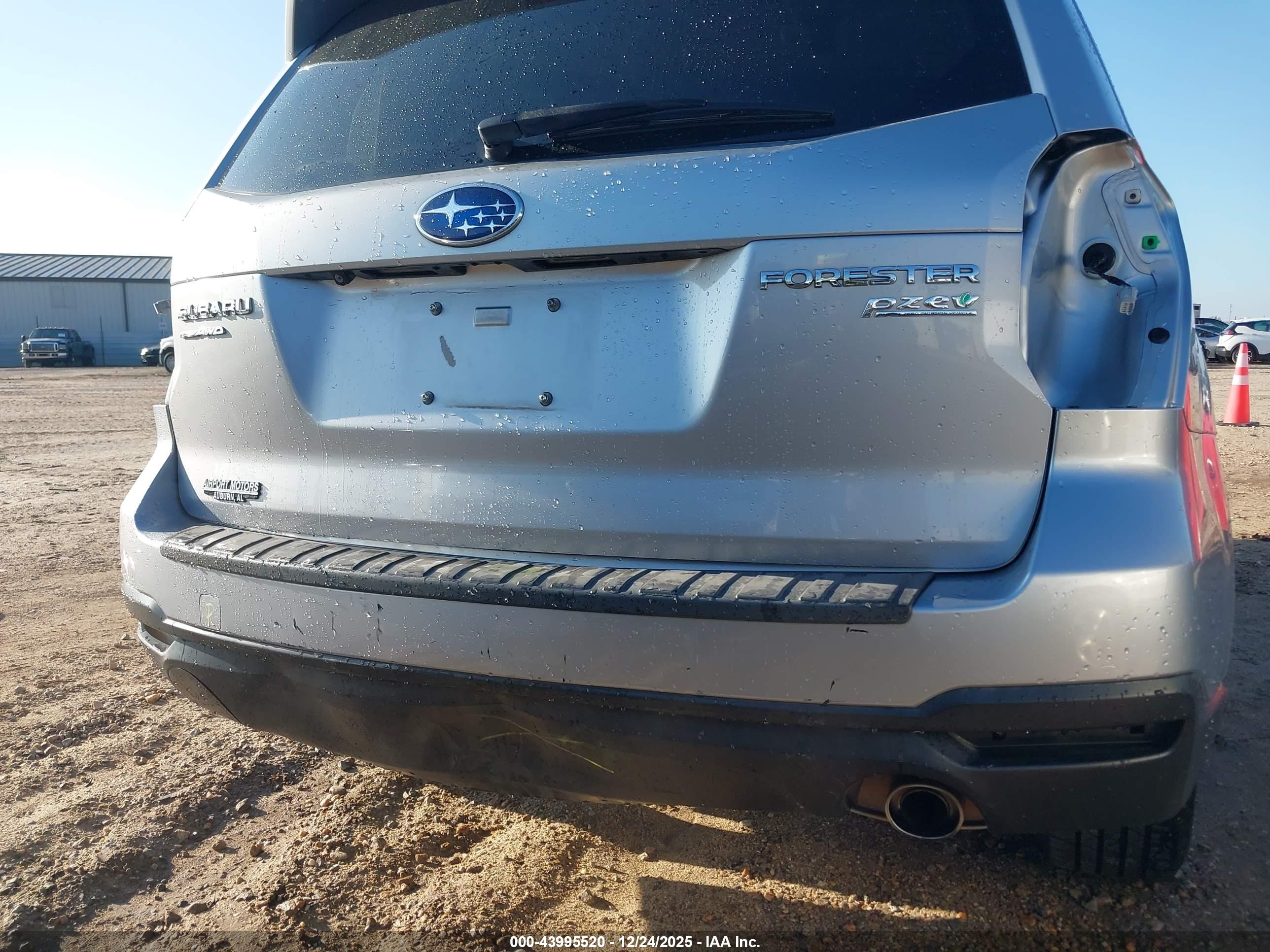 SUBARU FORESTER image 6