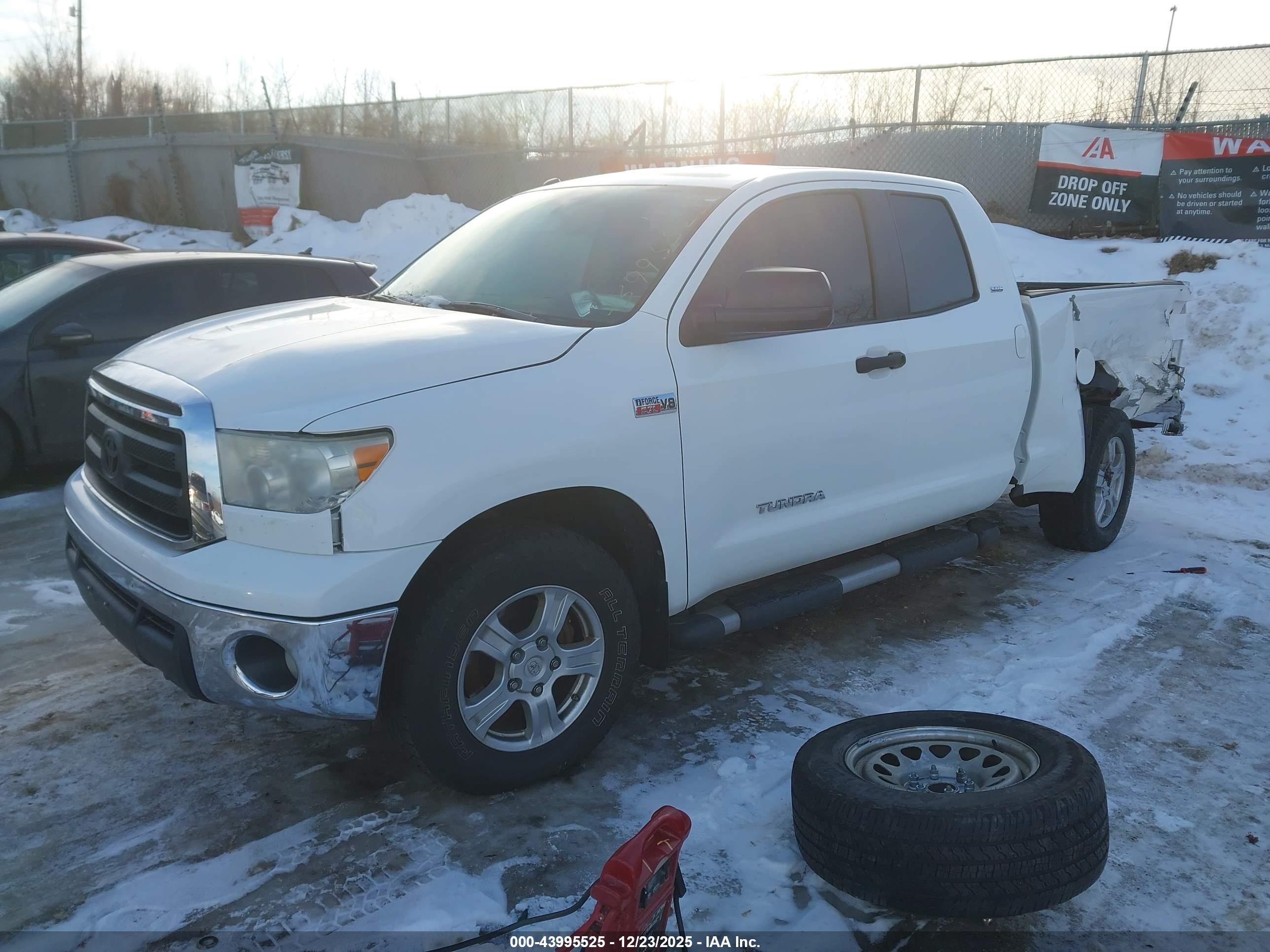 TOYOTA TUNDRA image 2