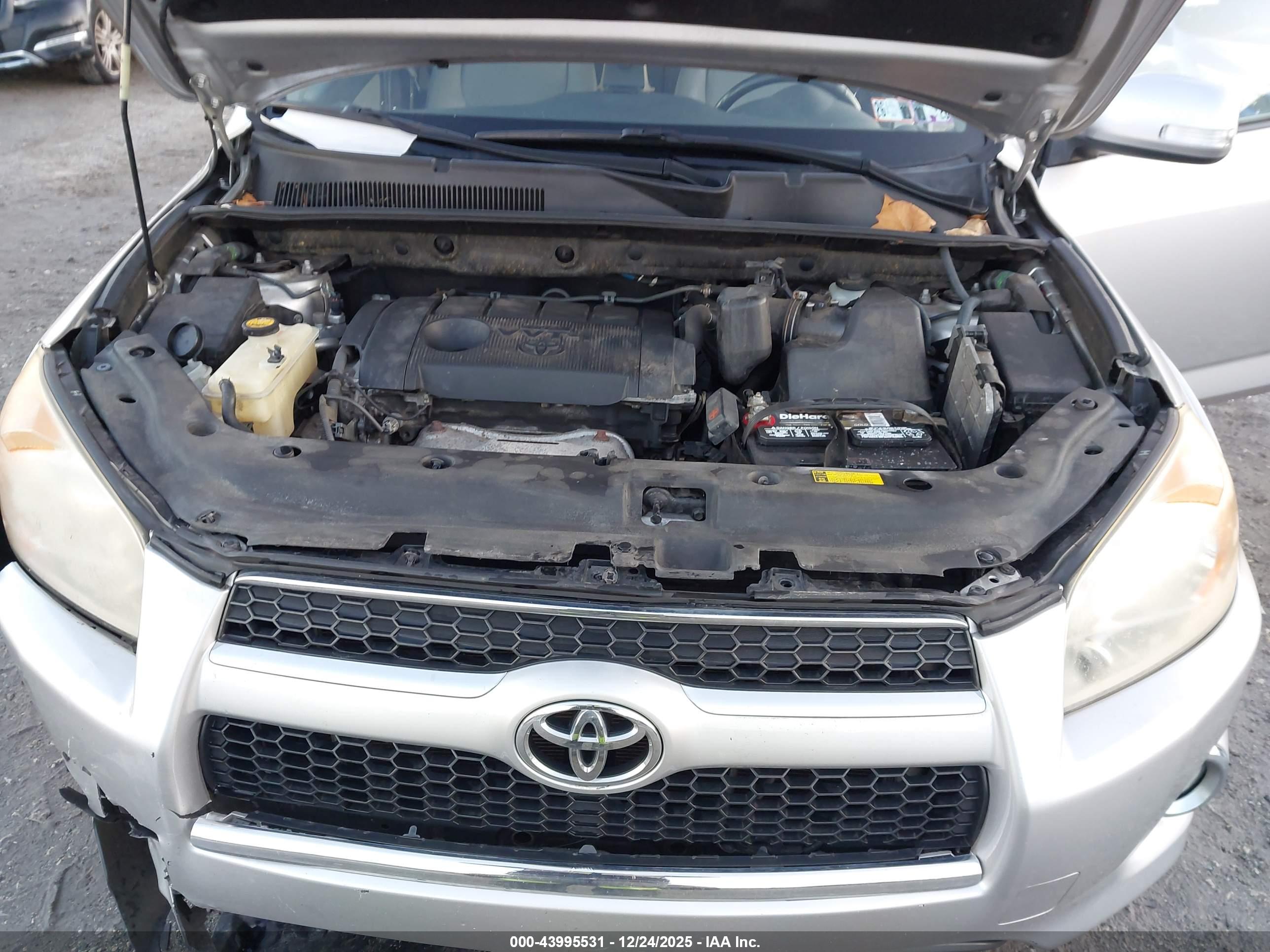 TOYOTA RAV4 image 10
