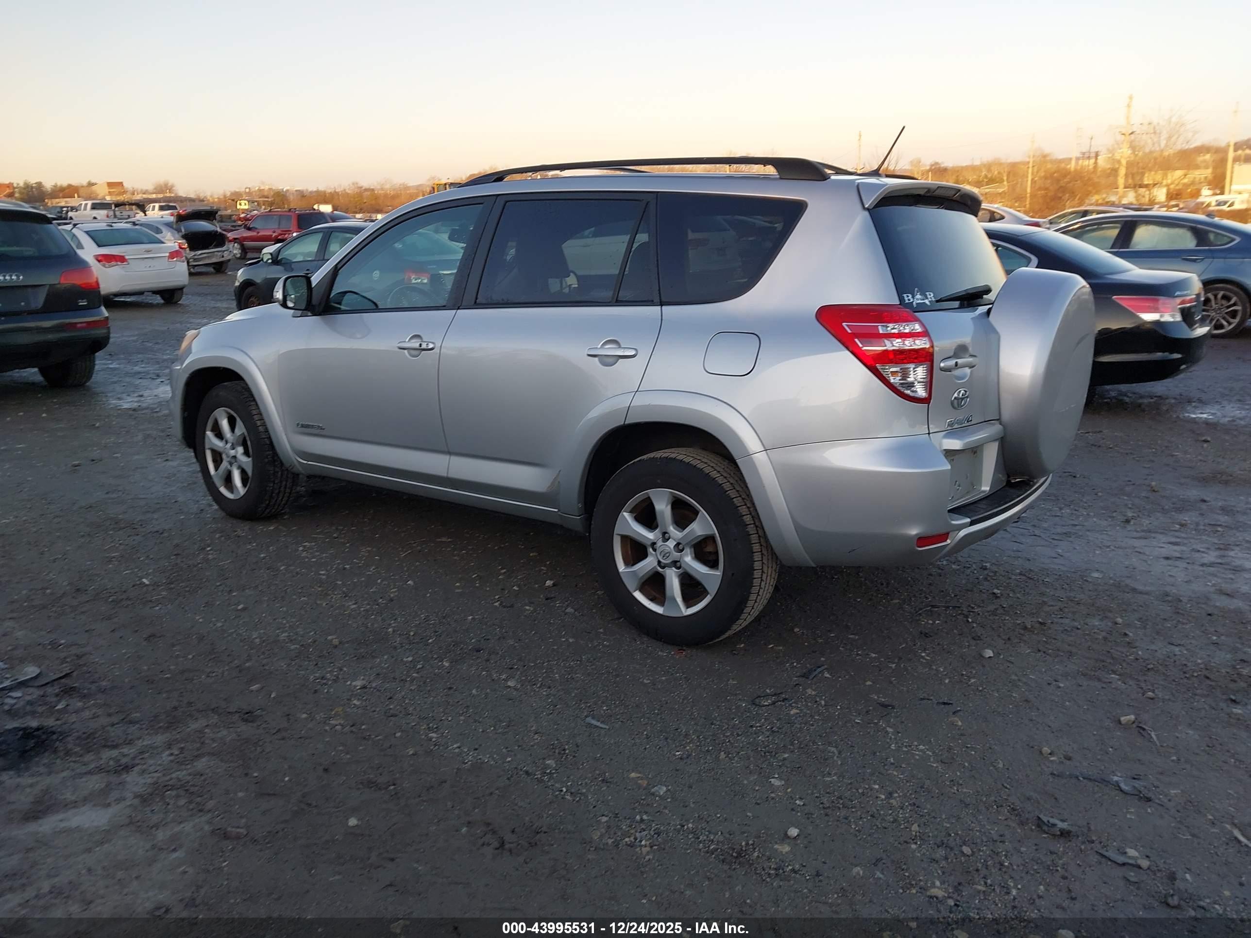 TOYOTA RAV4 image 3