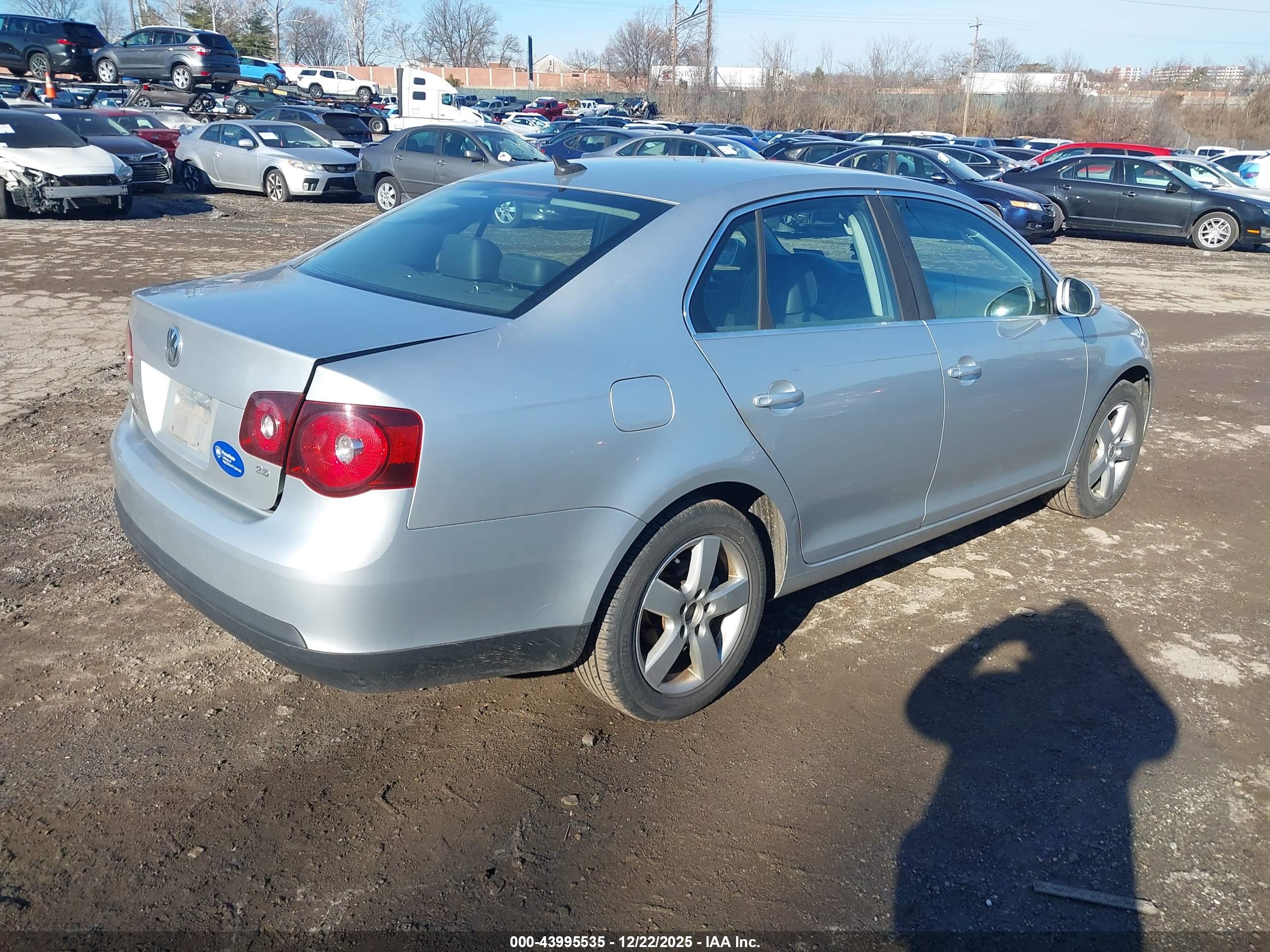 VOLKSWAGEN JETTA image 4