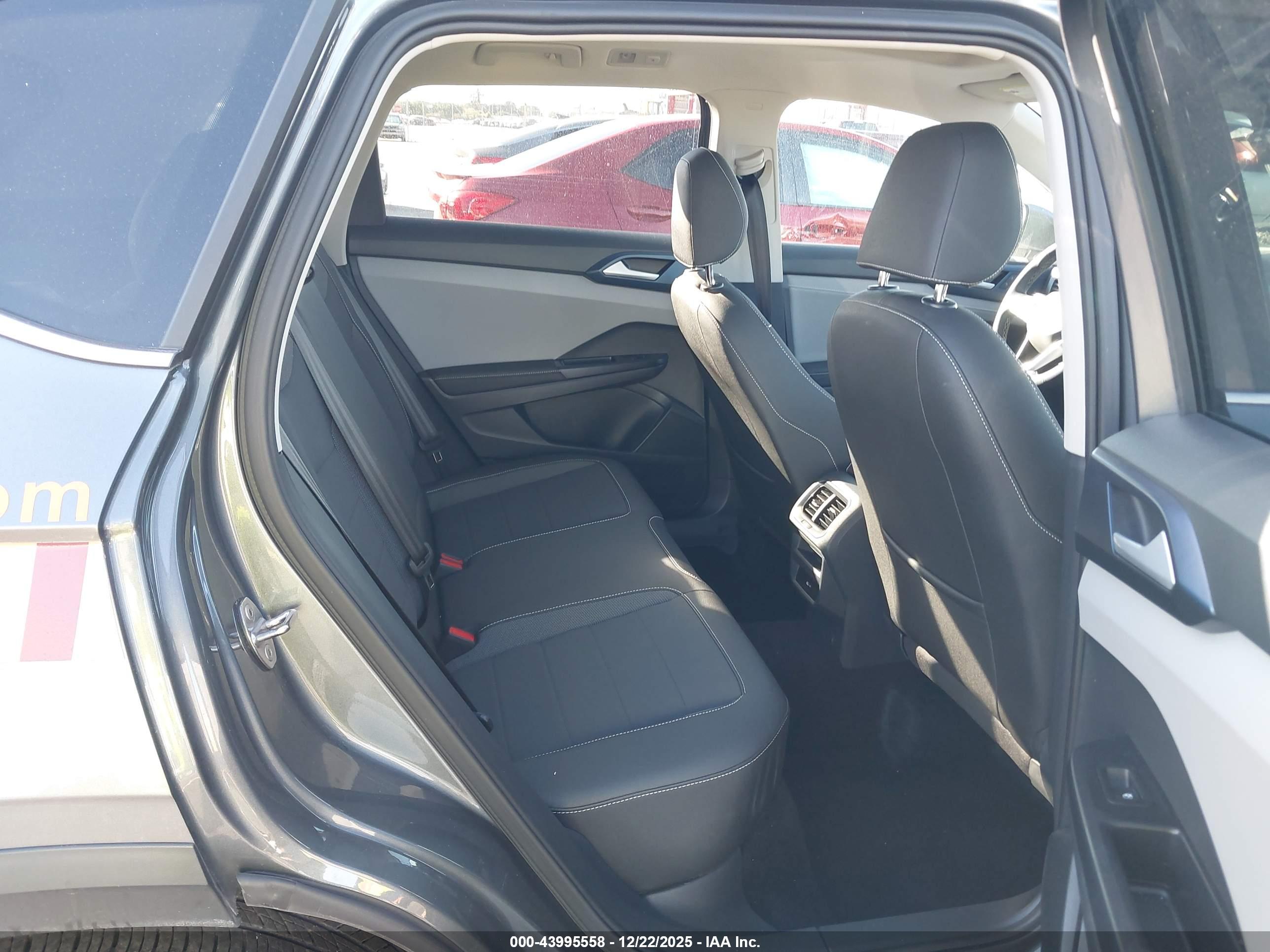VOLKSWAGEN TAOS image 8
