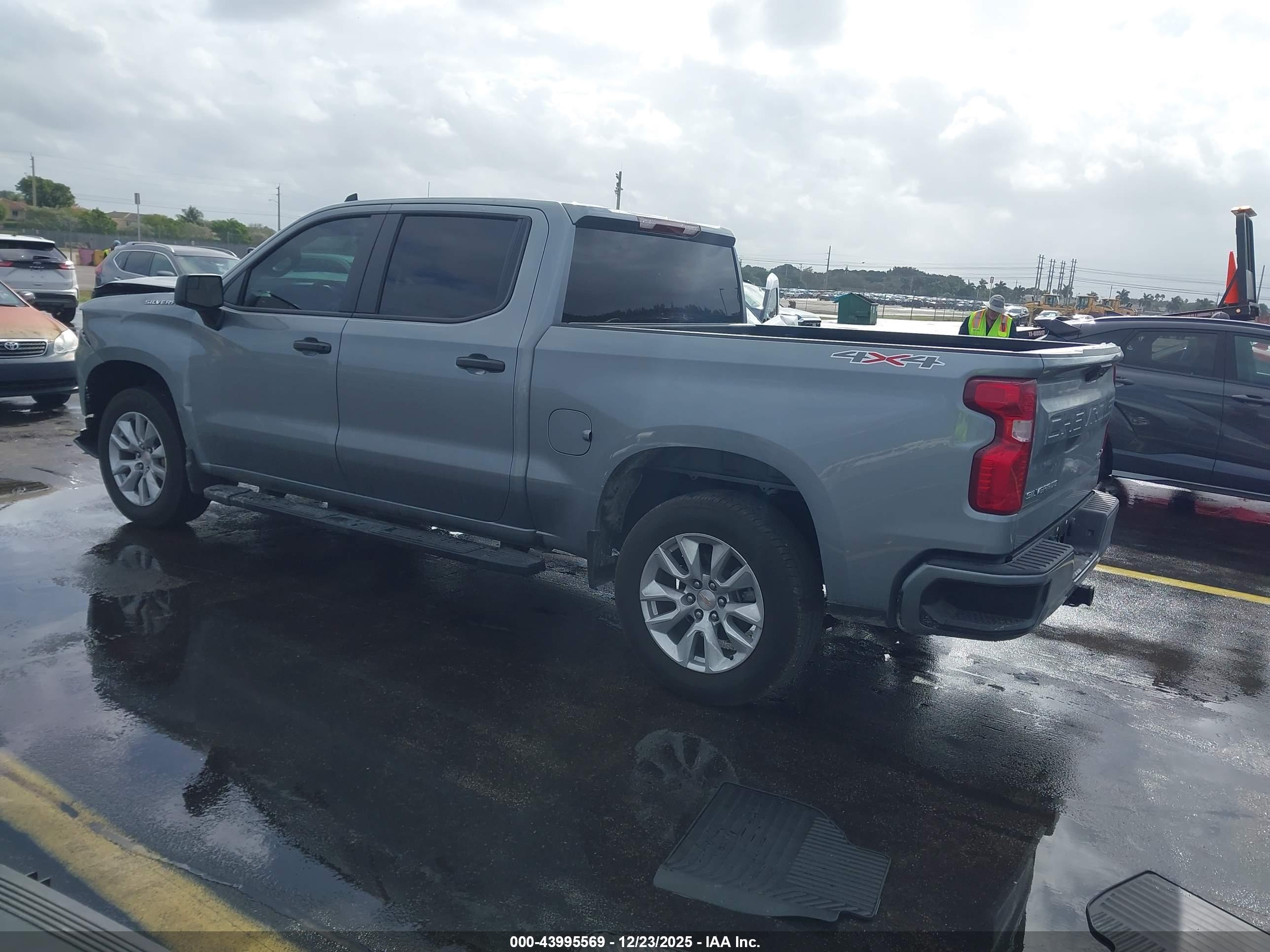 CHEVROLET SILVERADO image 3