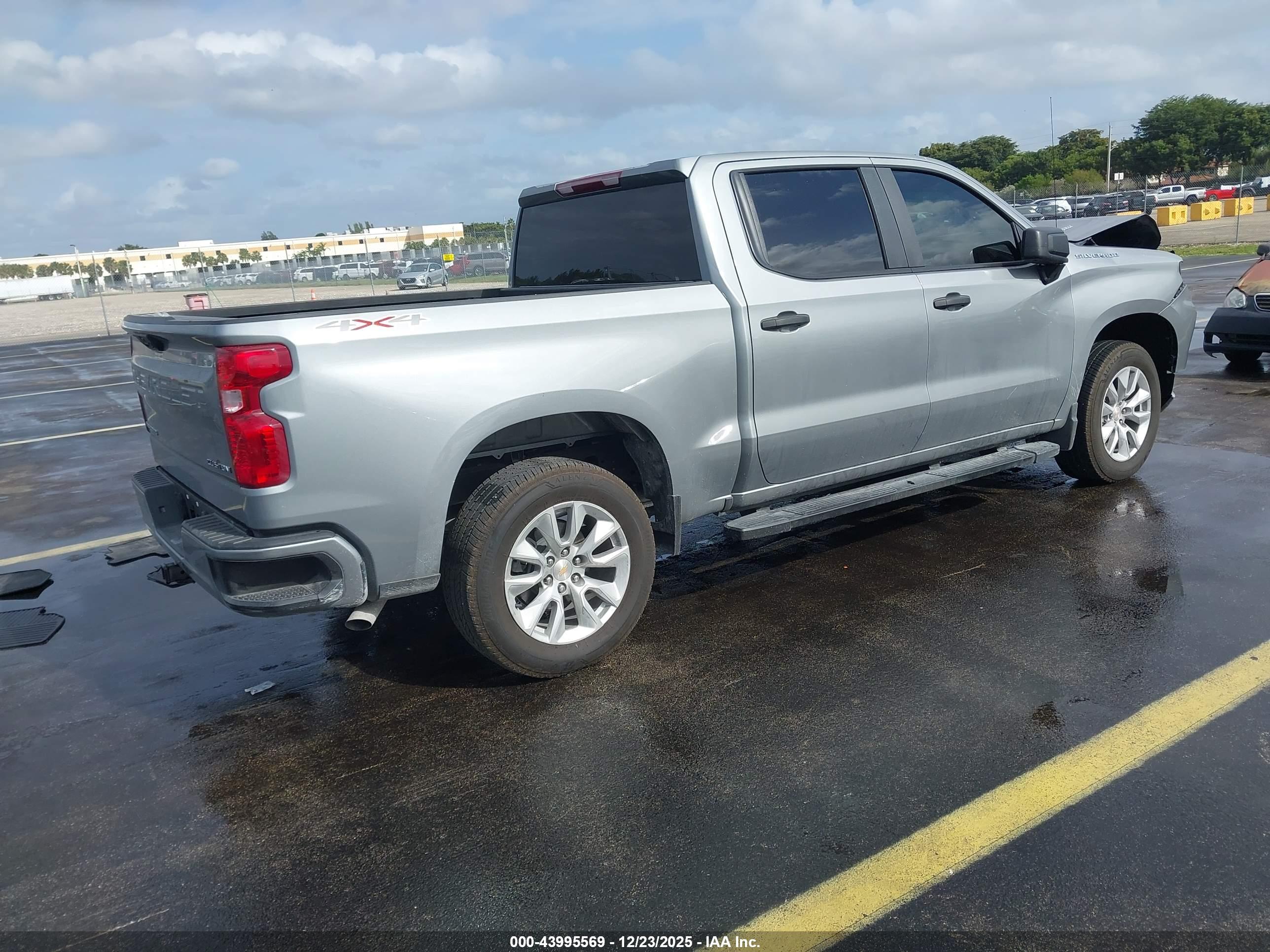 CHEVROLET SILVERADO image 4