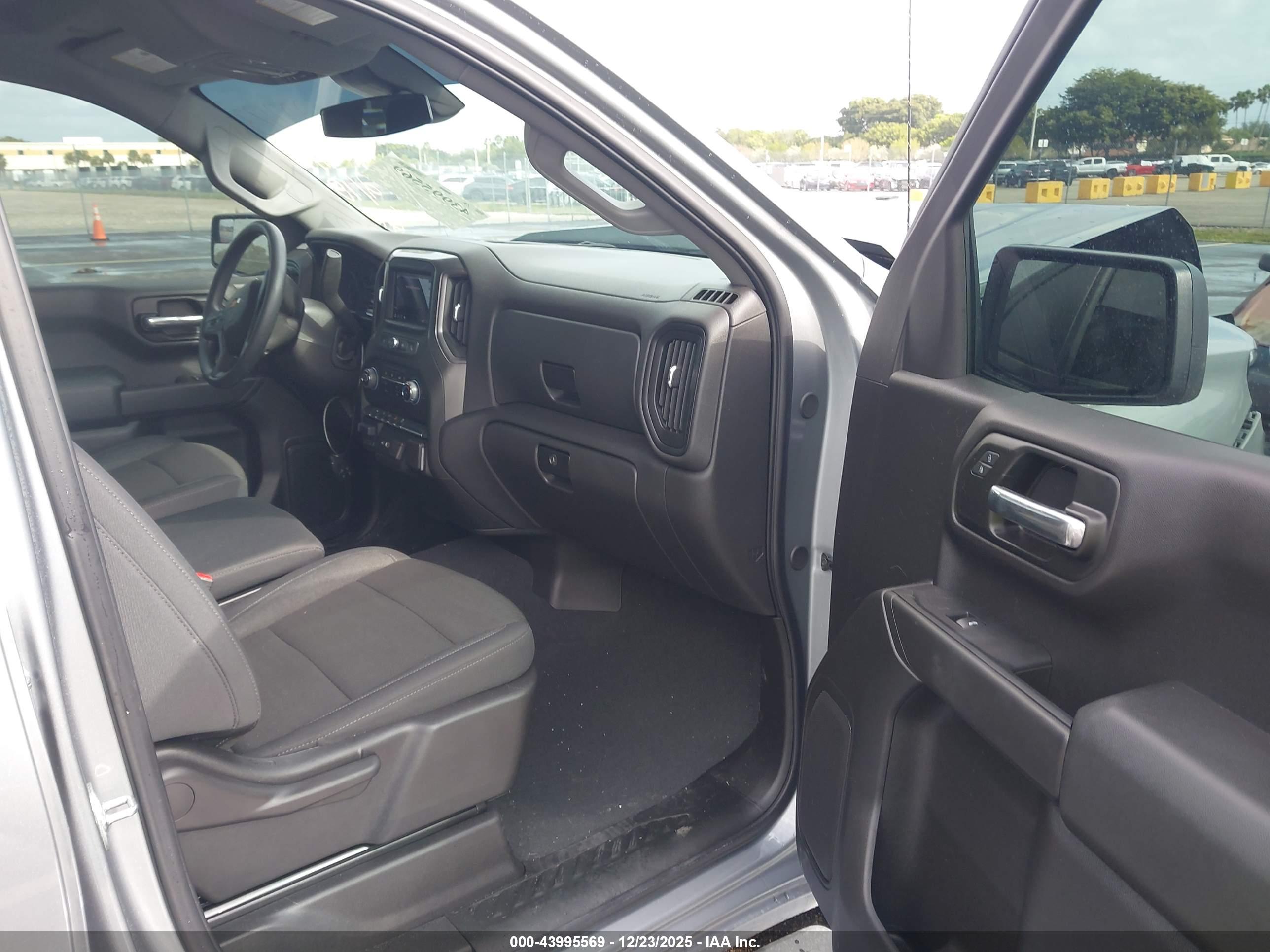 CHEVROLET SILVERADO image 5