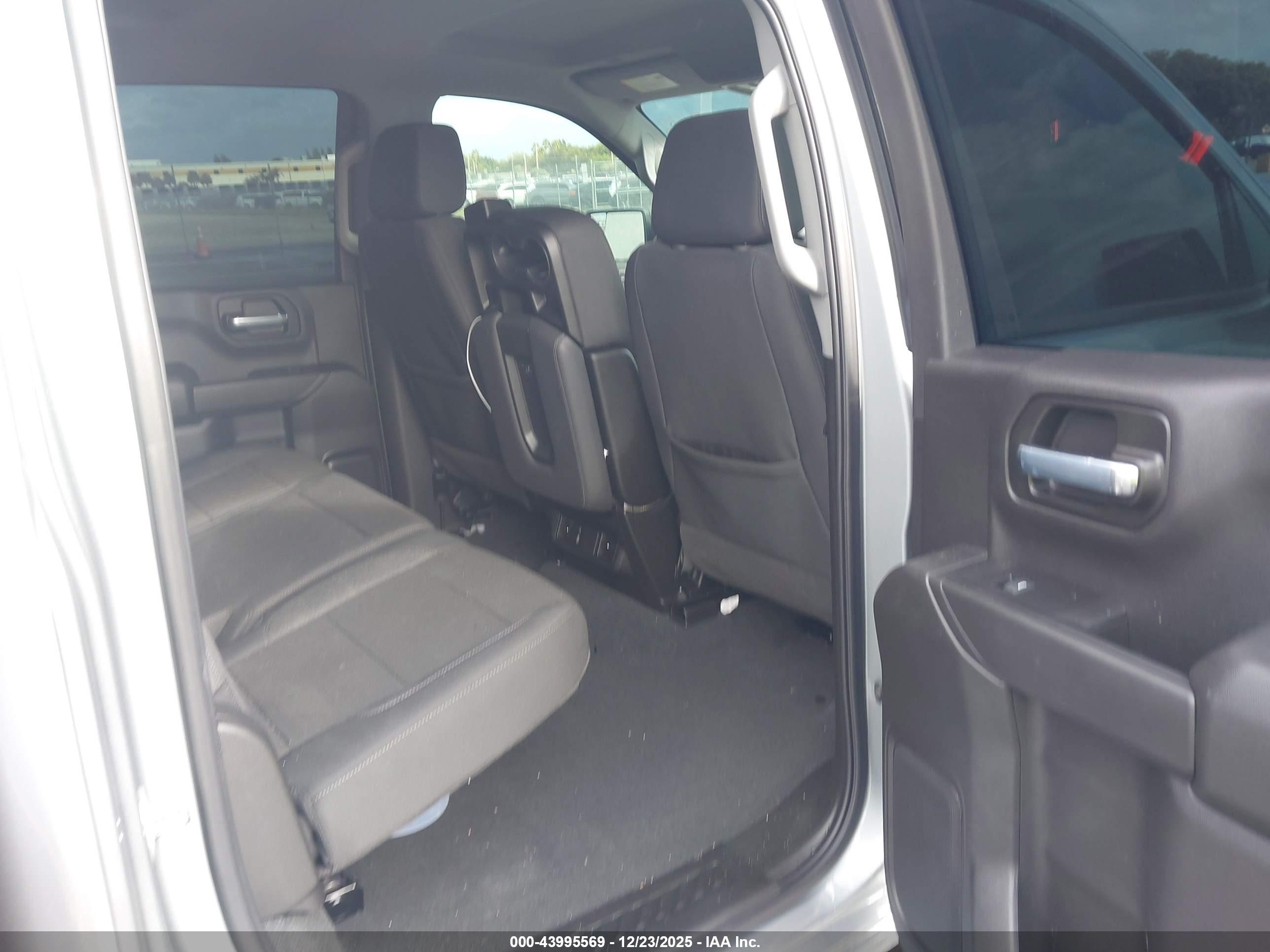 CHEVROLET SILVERADO image 8