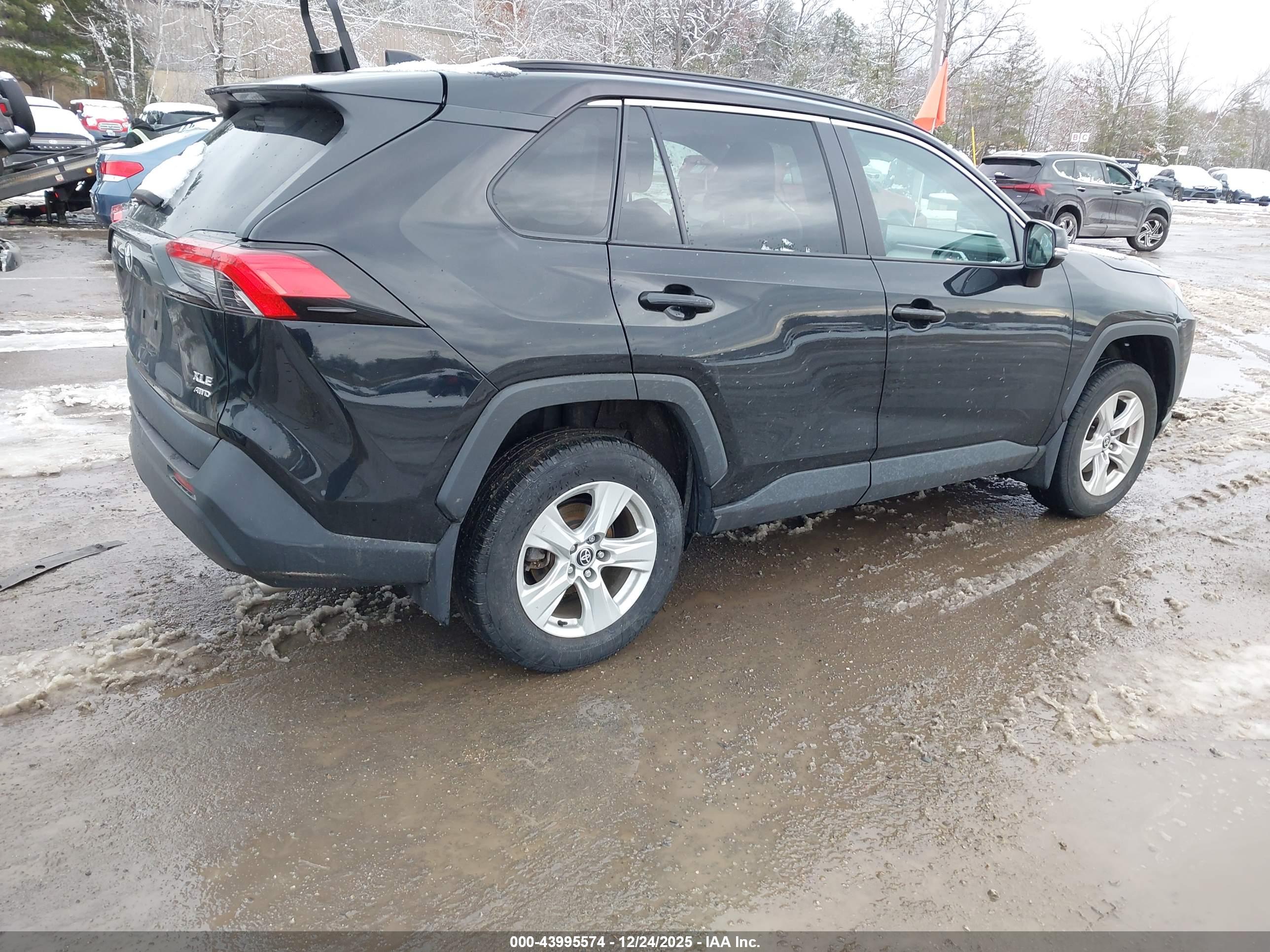 TOYOTA RAV4 image 4