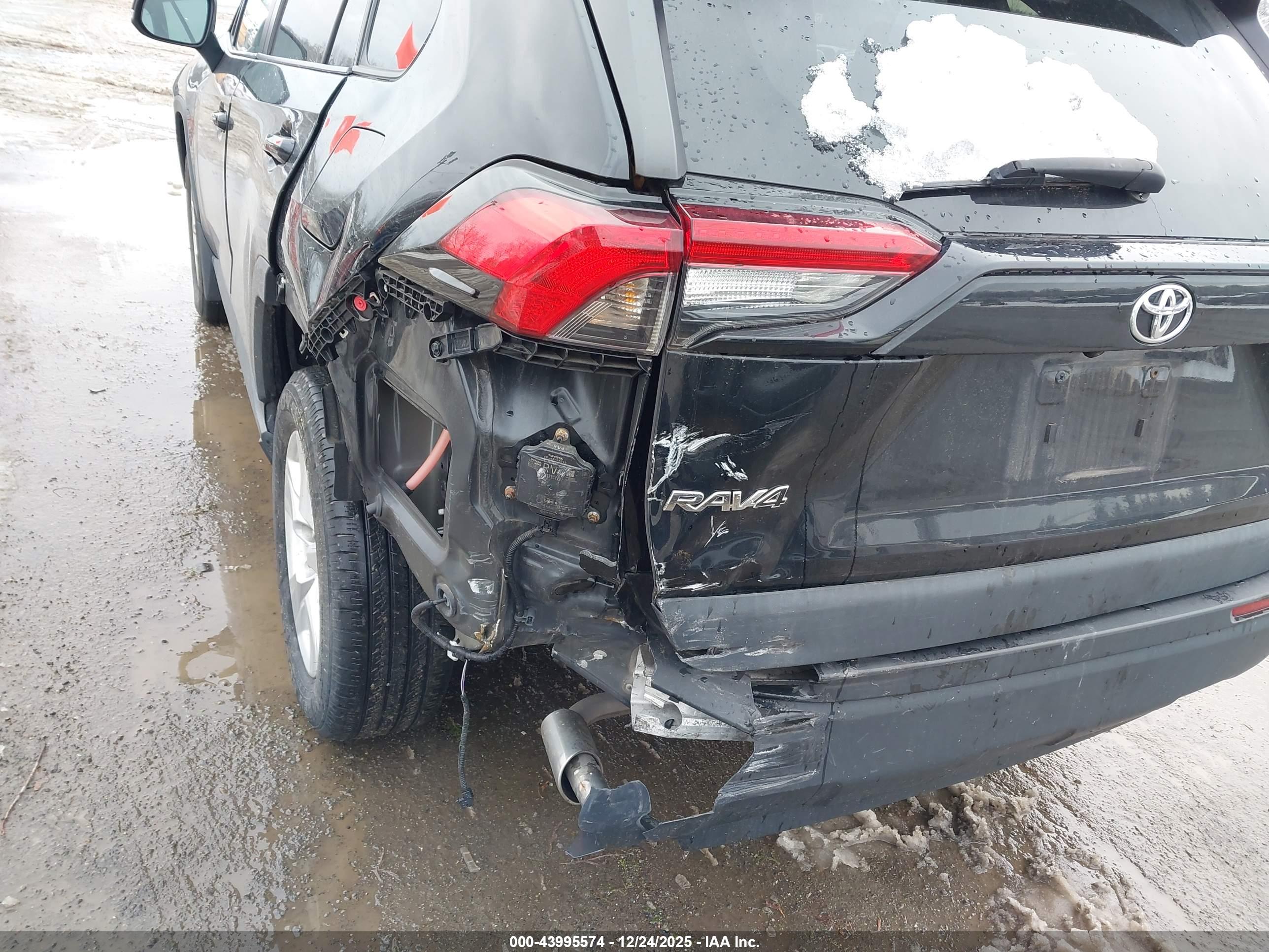 TOYOTA RAV4 image 6