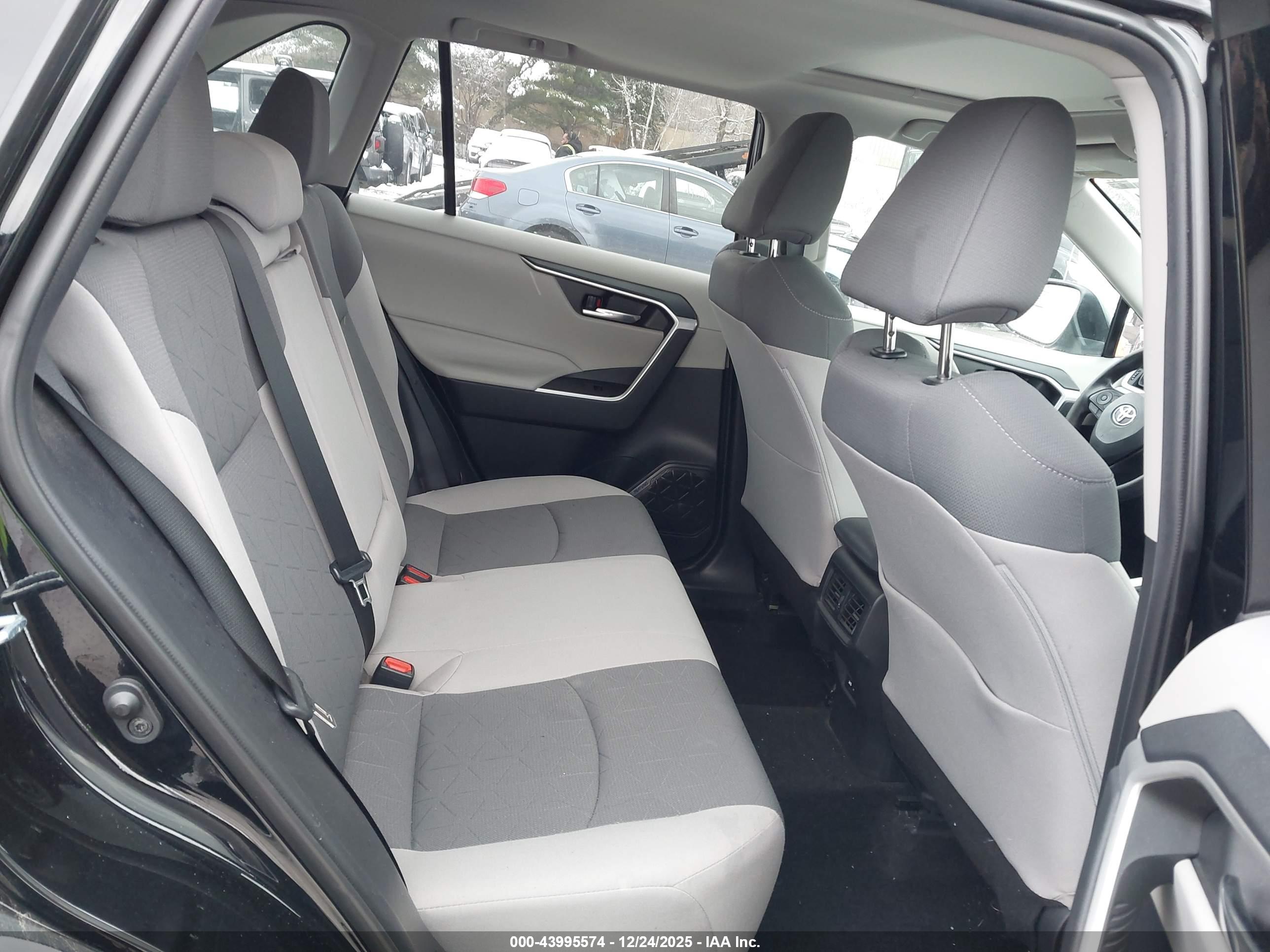 TOYOTA RAV4 image 8