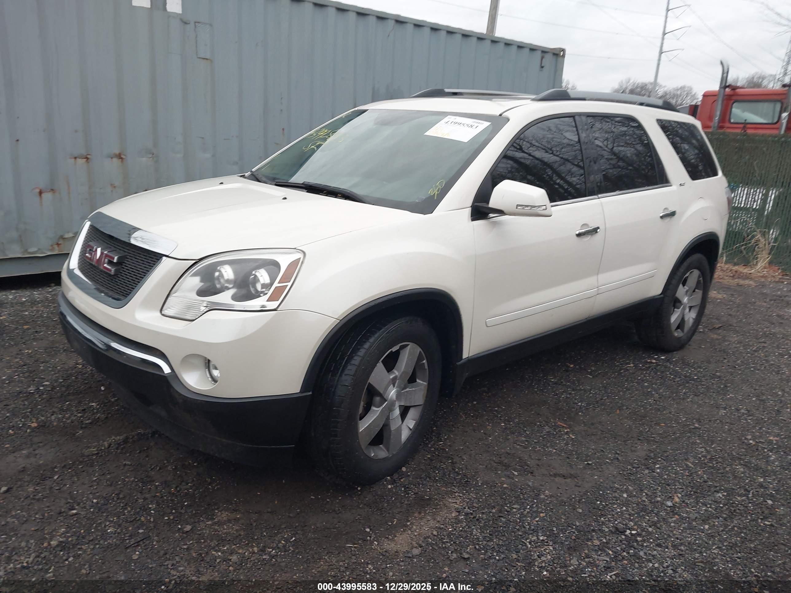 GMC ACADIA image 2
