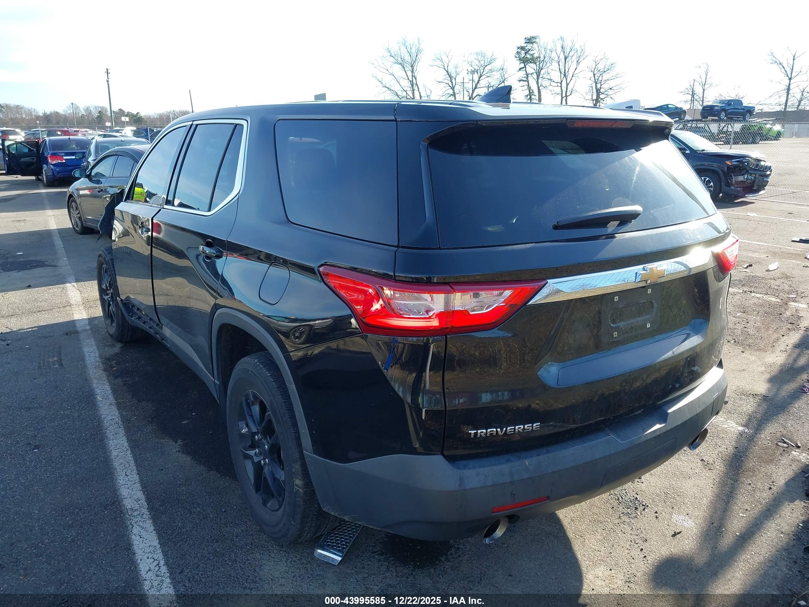 CHEVROLET TRAVERSE image 3