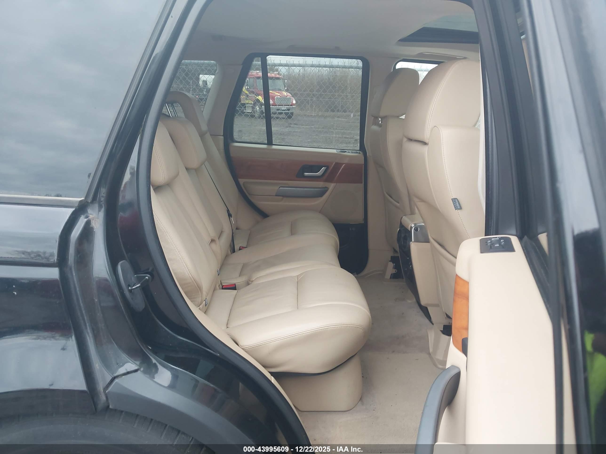LAND ROVER image 8