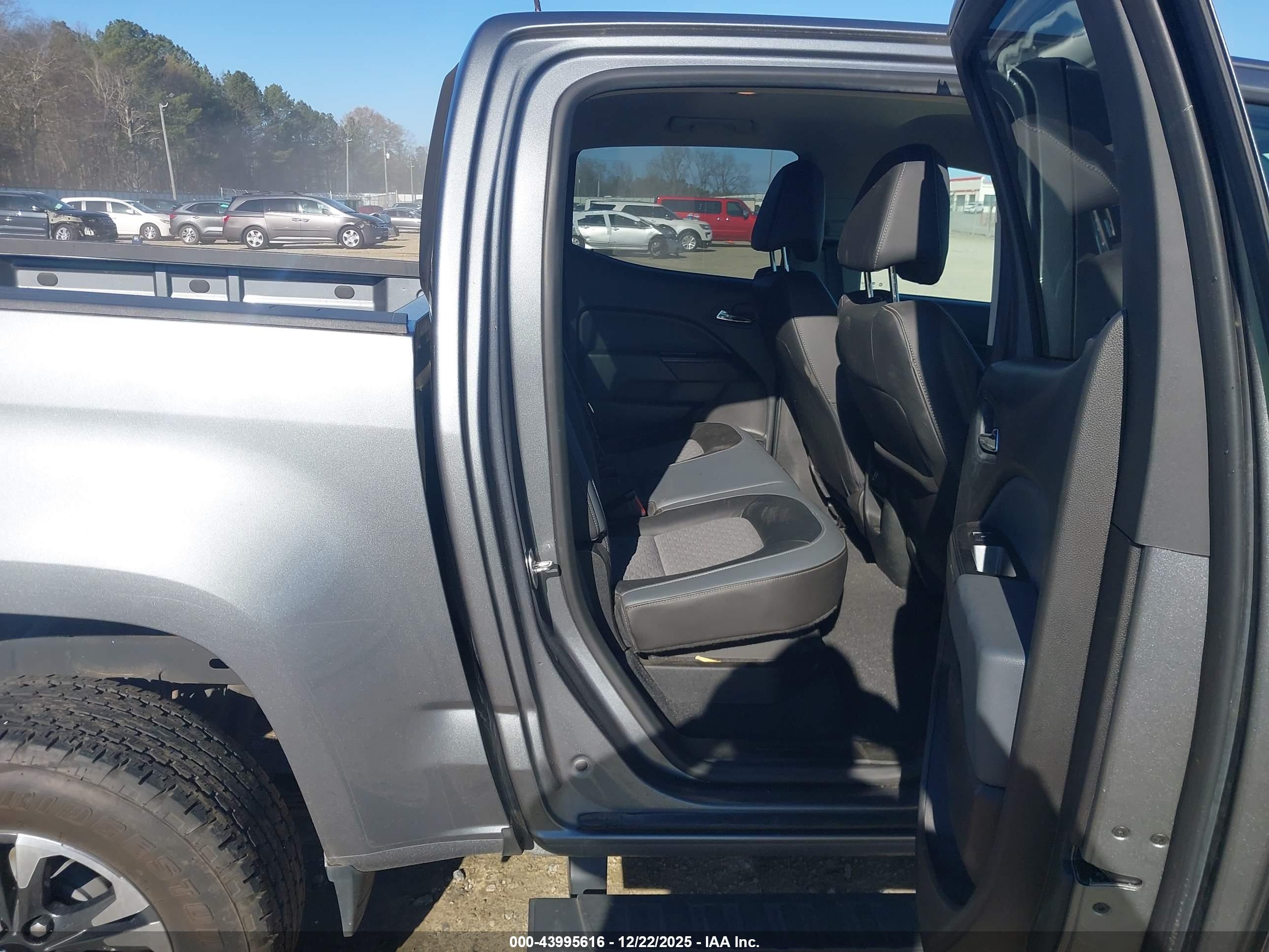 CHEVROLET COLORADO image 8