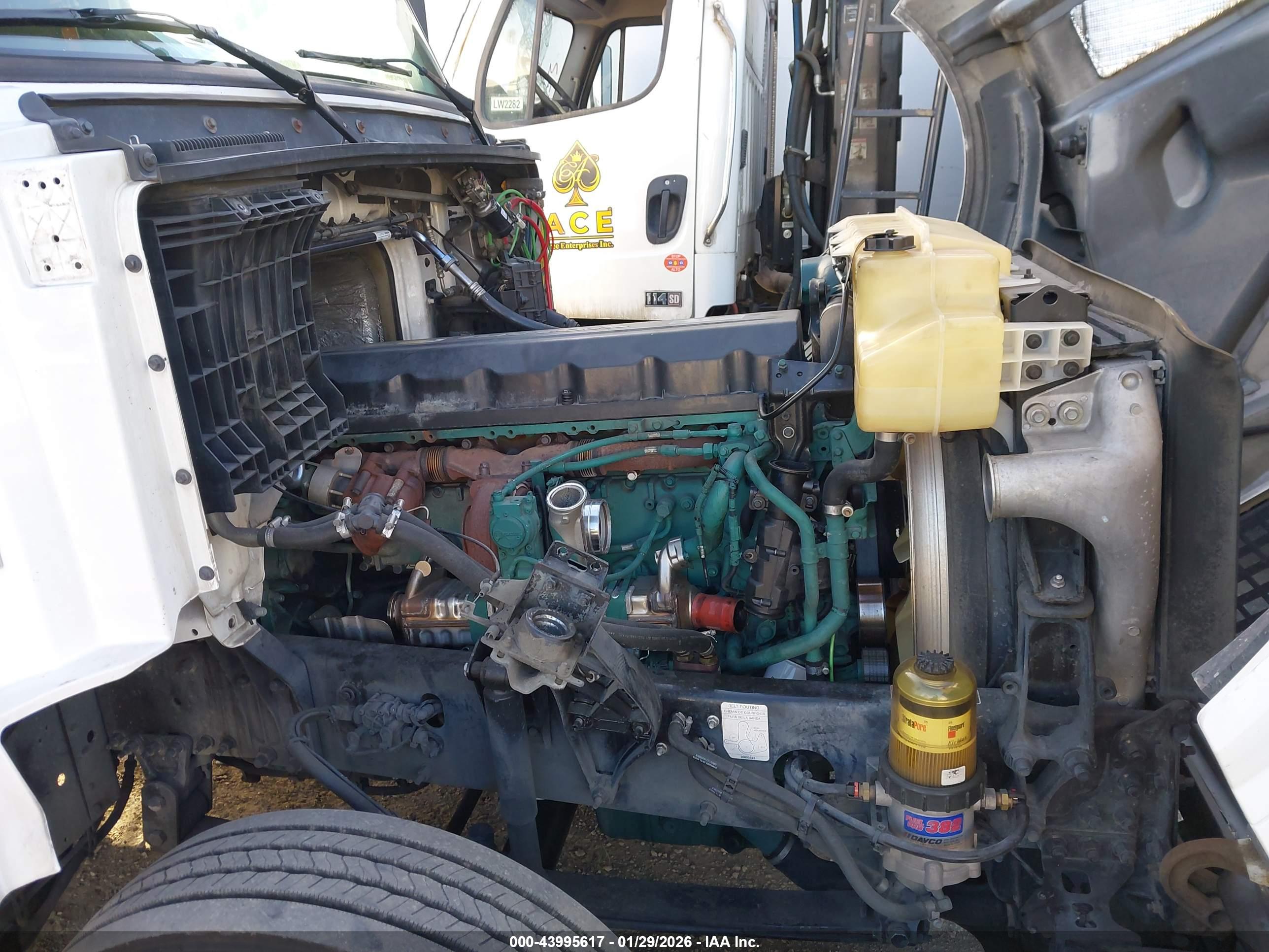 VOLVO VN image 10