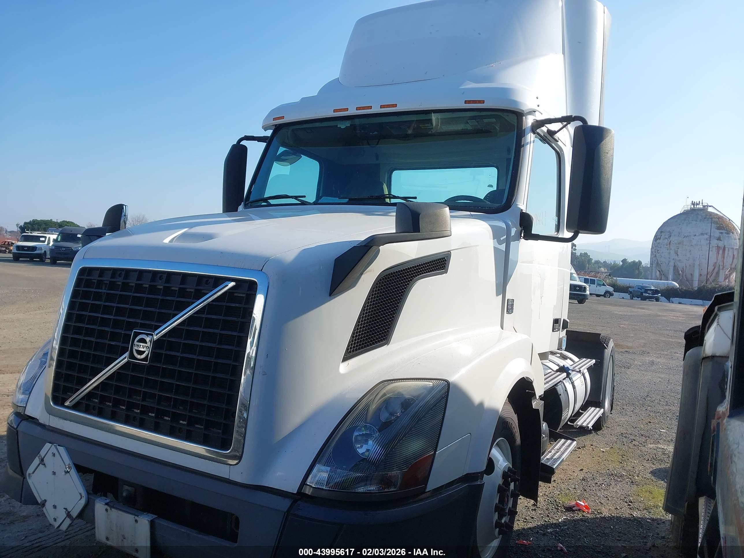 VOLVO VN image 2