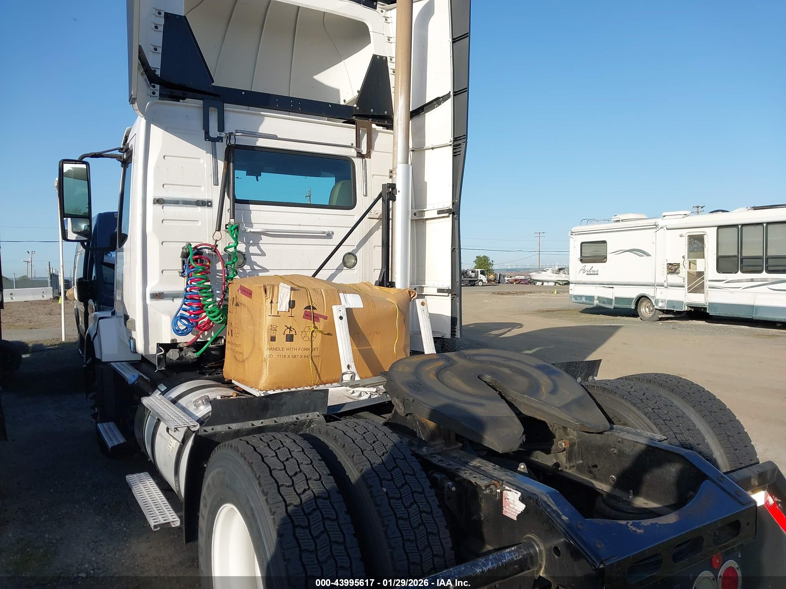 VOLVO VN image 7