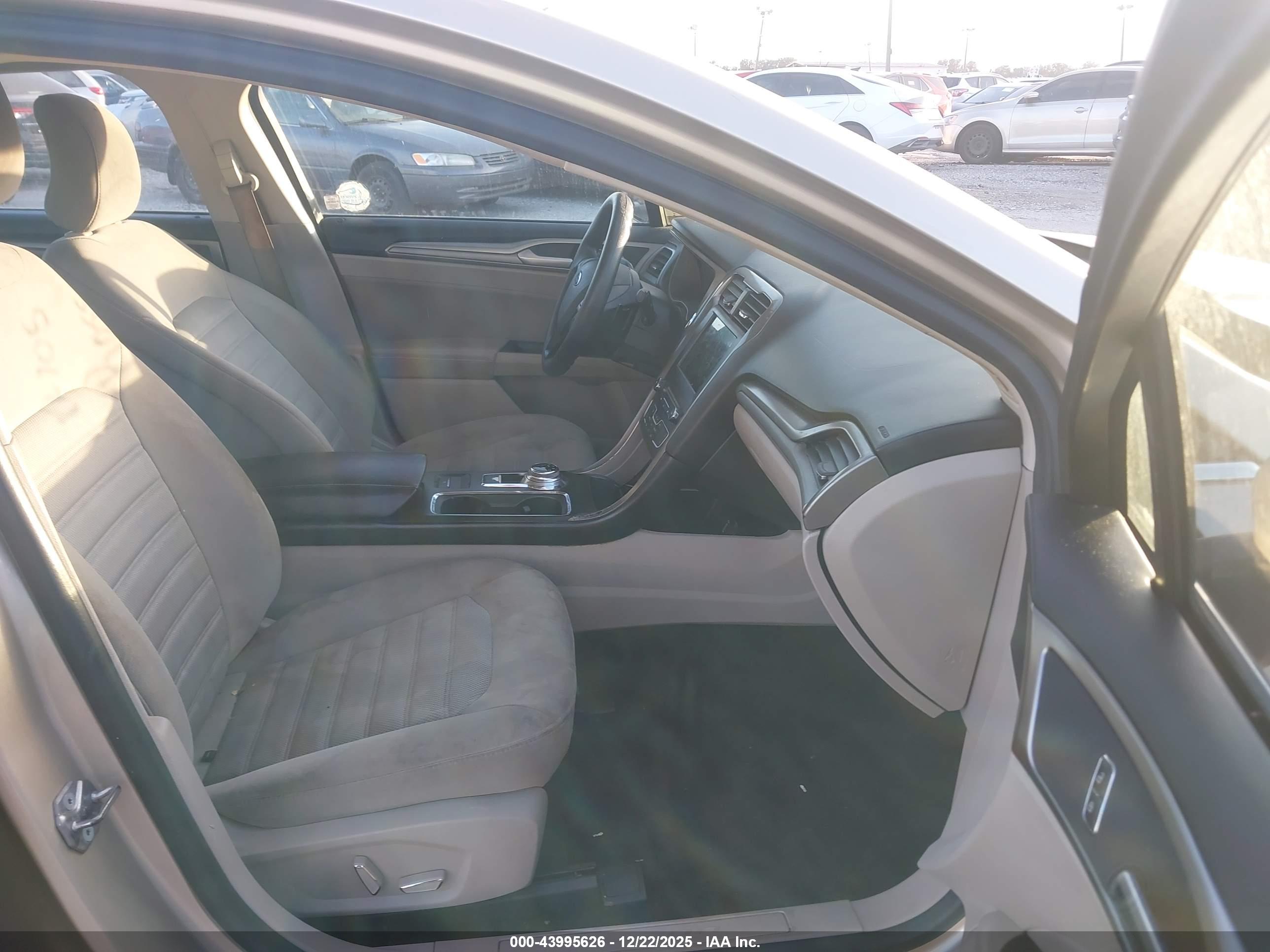 FORD FUSION image 5